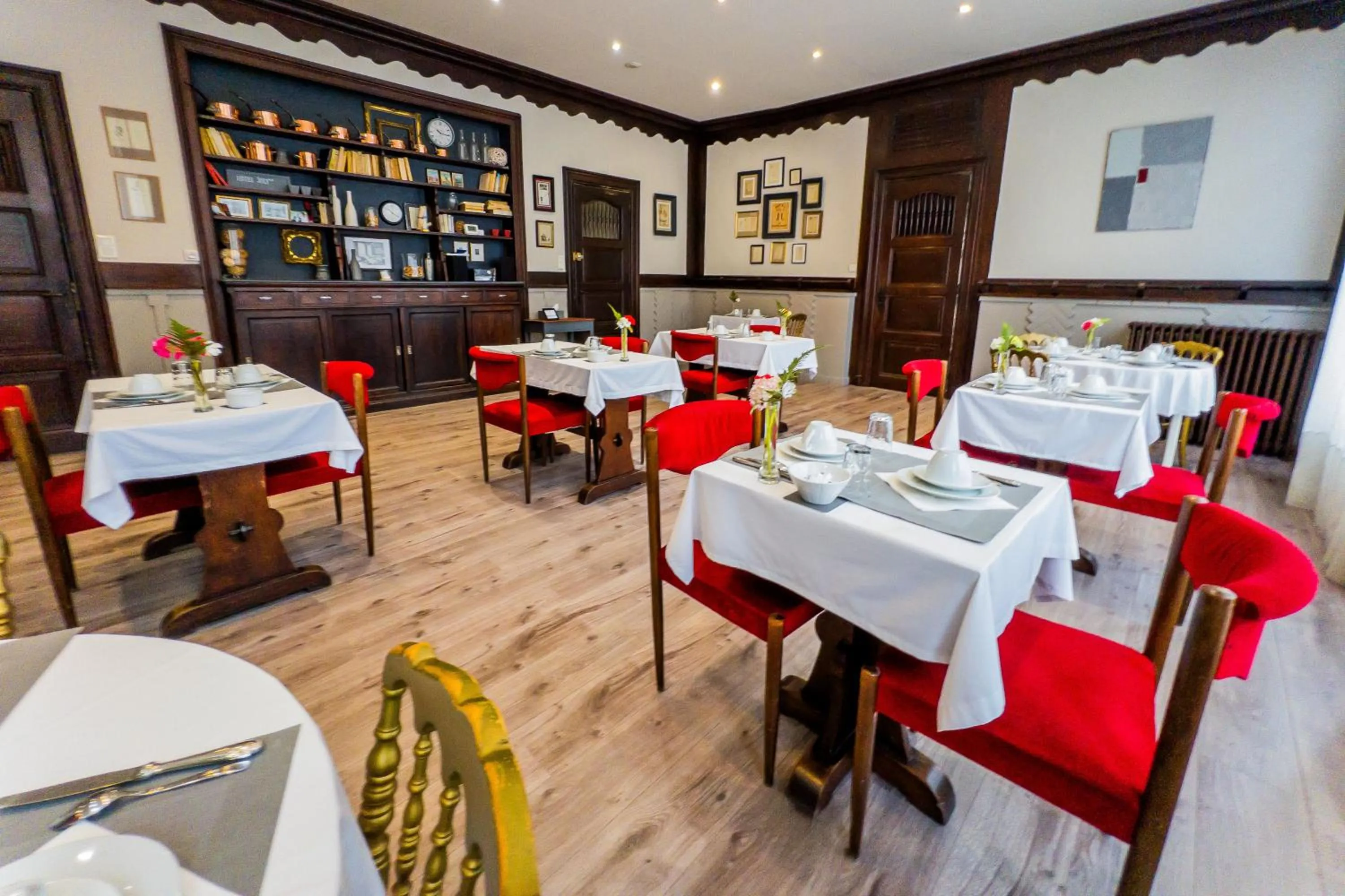 Restaurant/places to eat in Hotel Joly