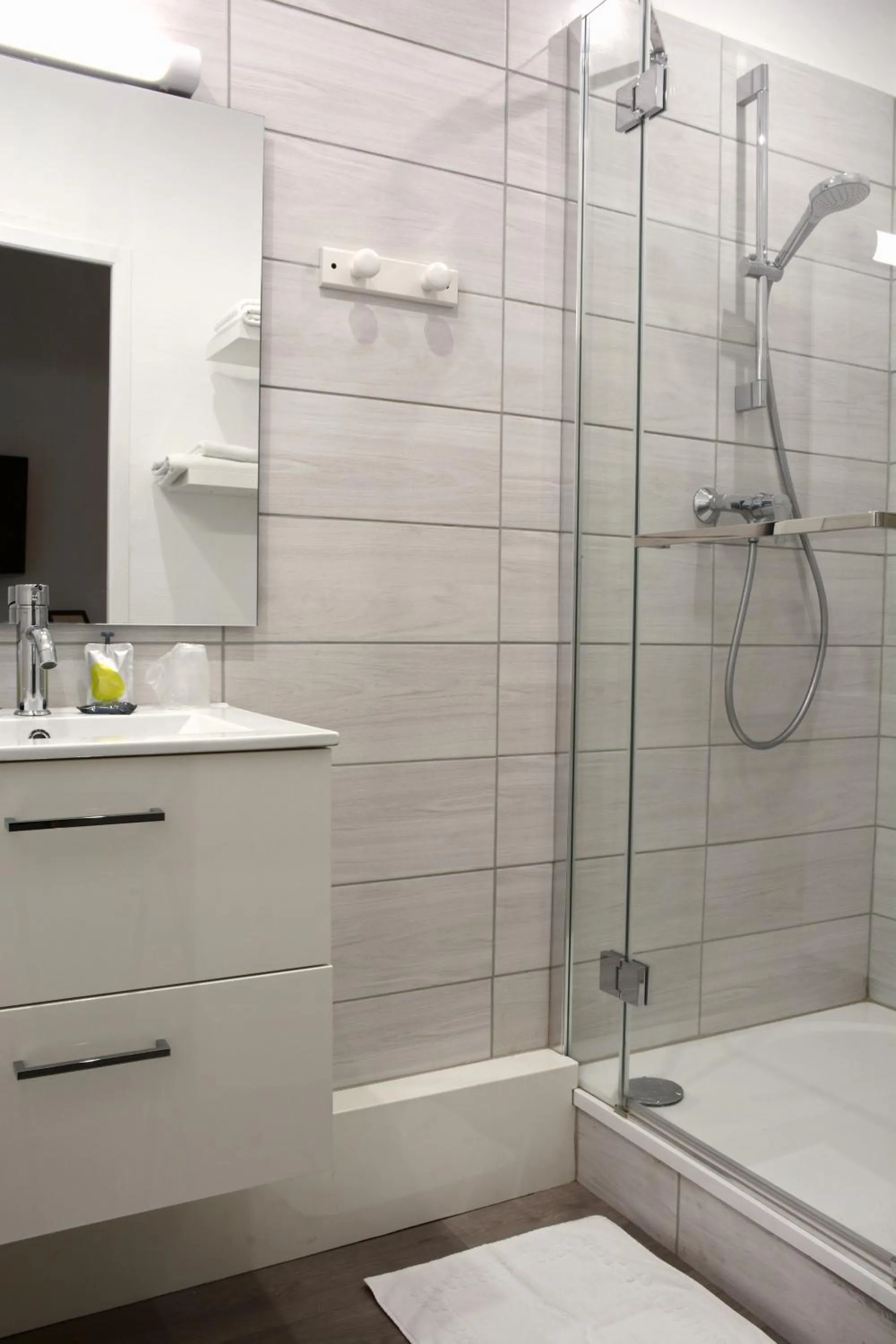 Shower in Hotel Joly