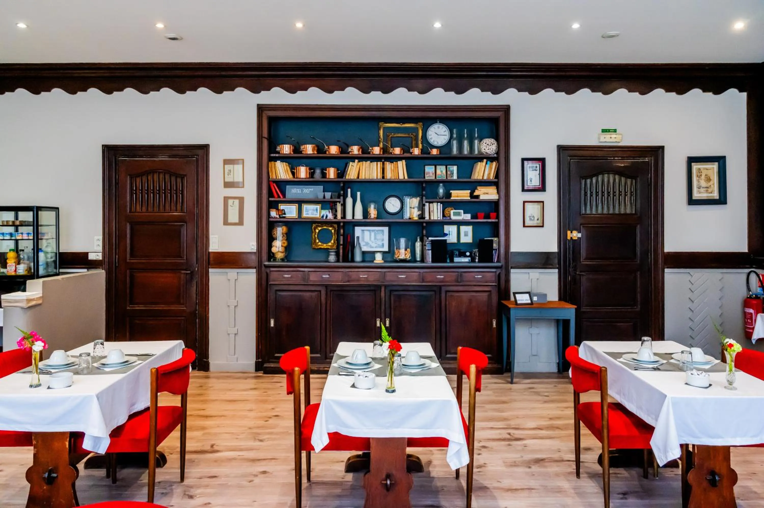 Restaurant/places to eat in Hotel Joly