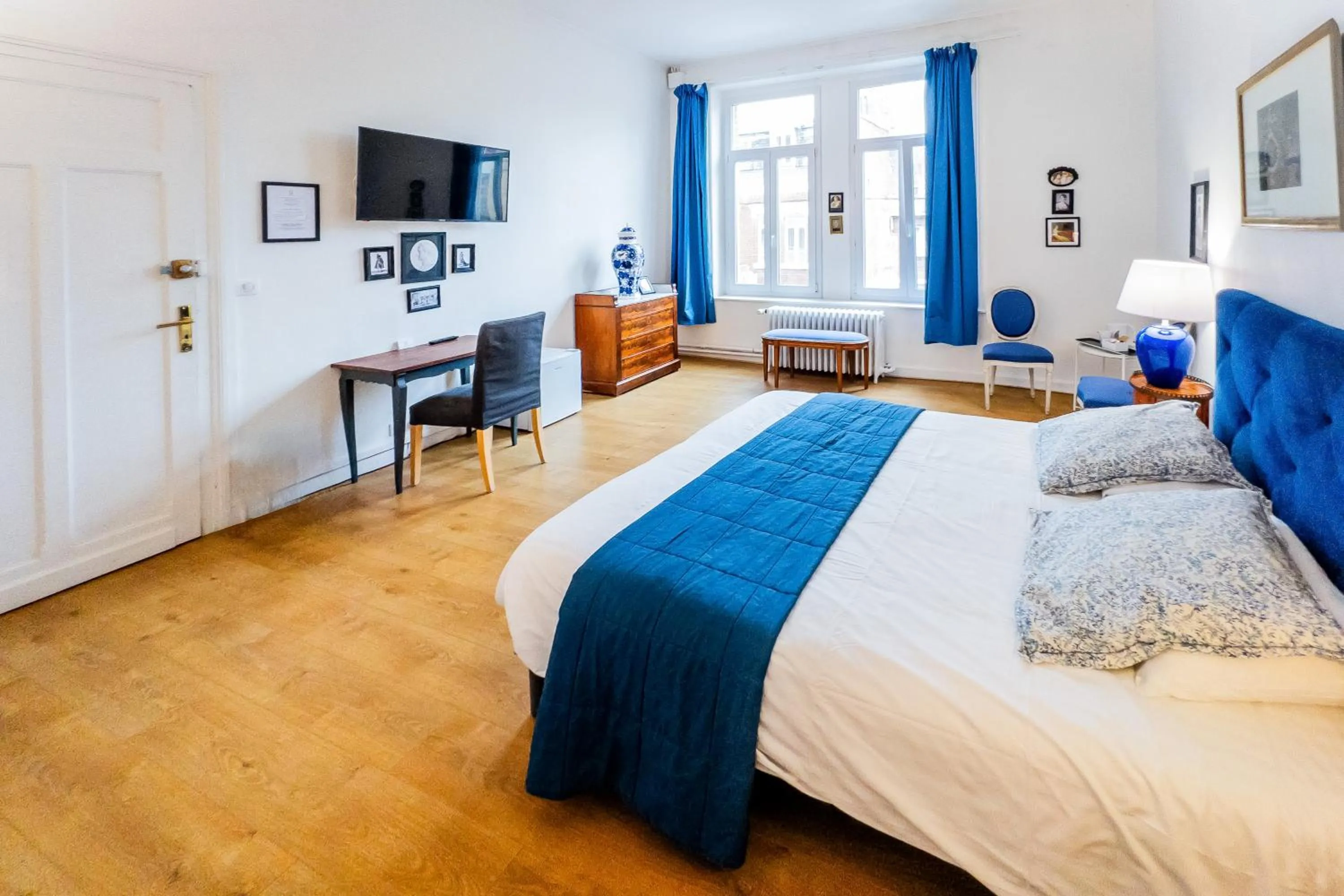 TV and multimedia, Bed in Hotel Joly