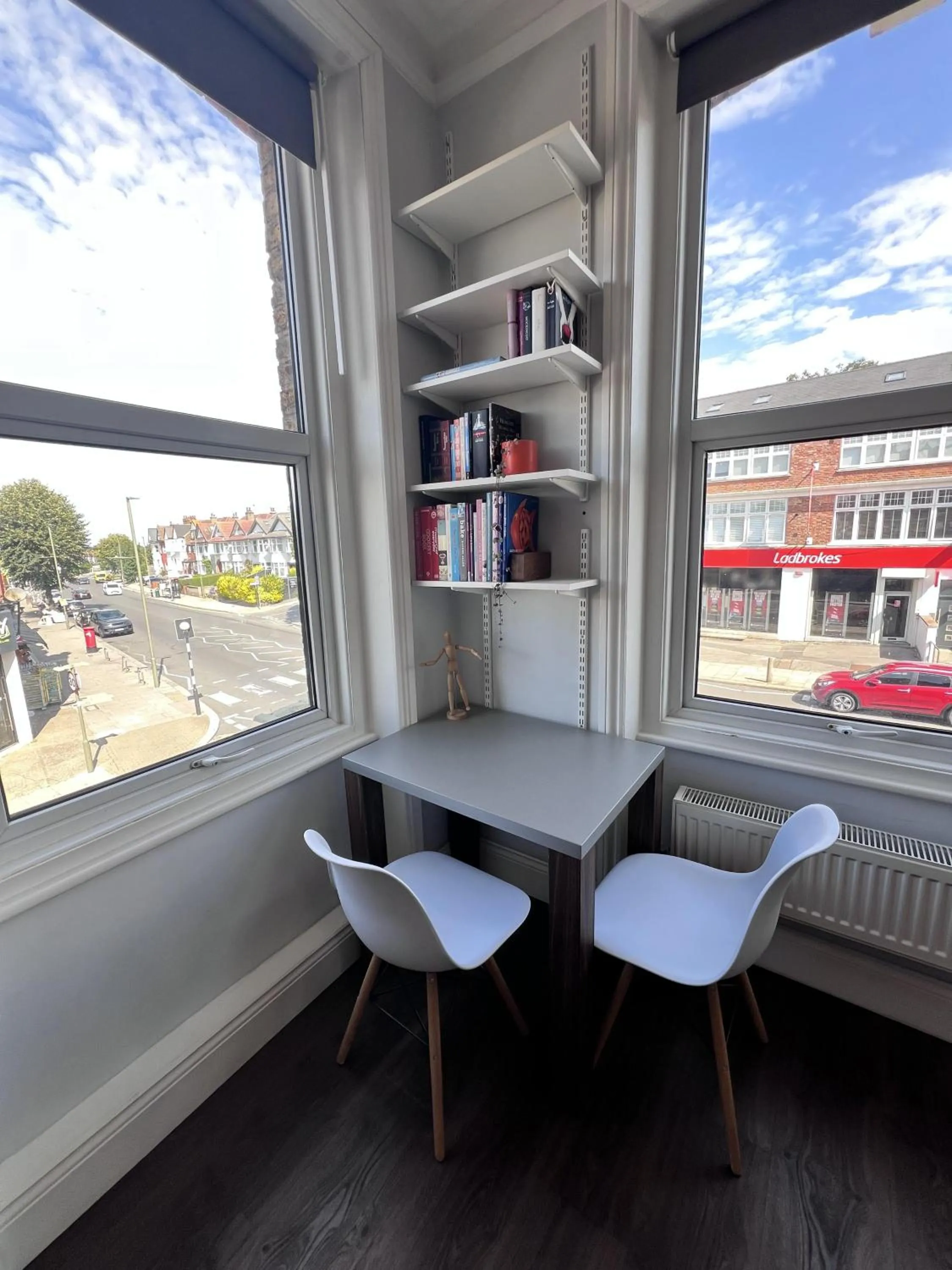 Neighbourhood in Cozy London Apartment with Great Location