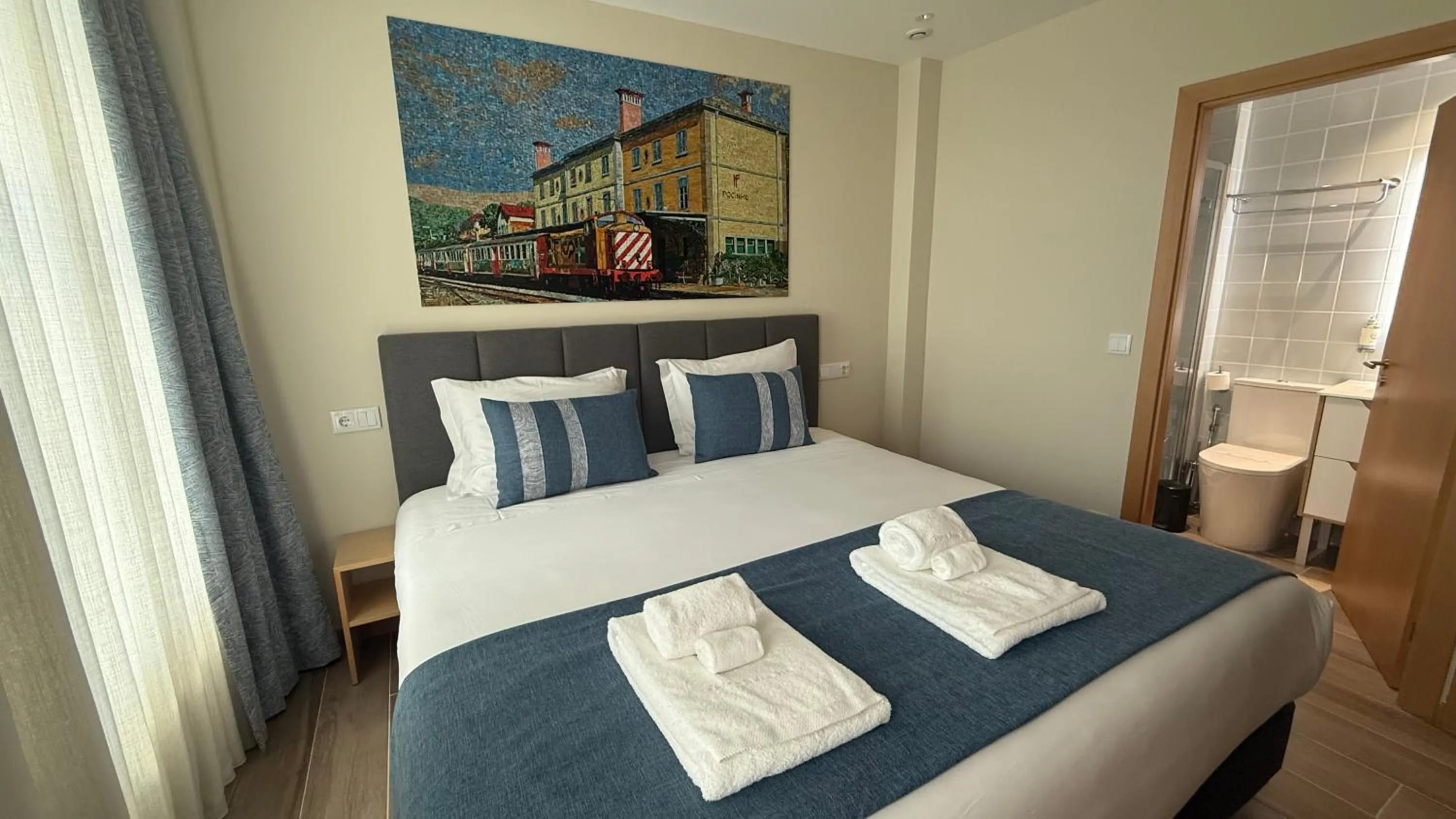 Toilet, Bed in Oporto Station Hostel & Rooms