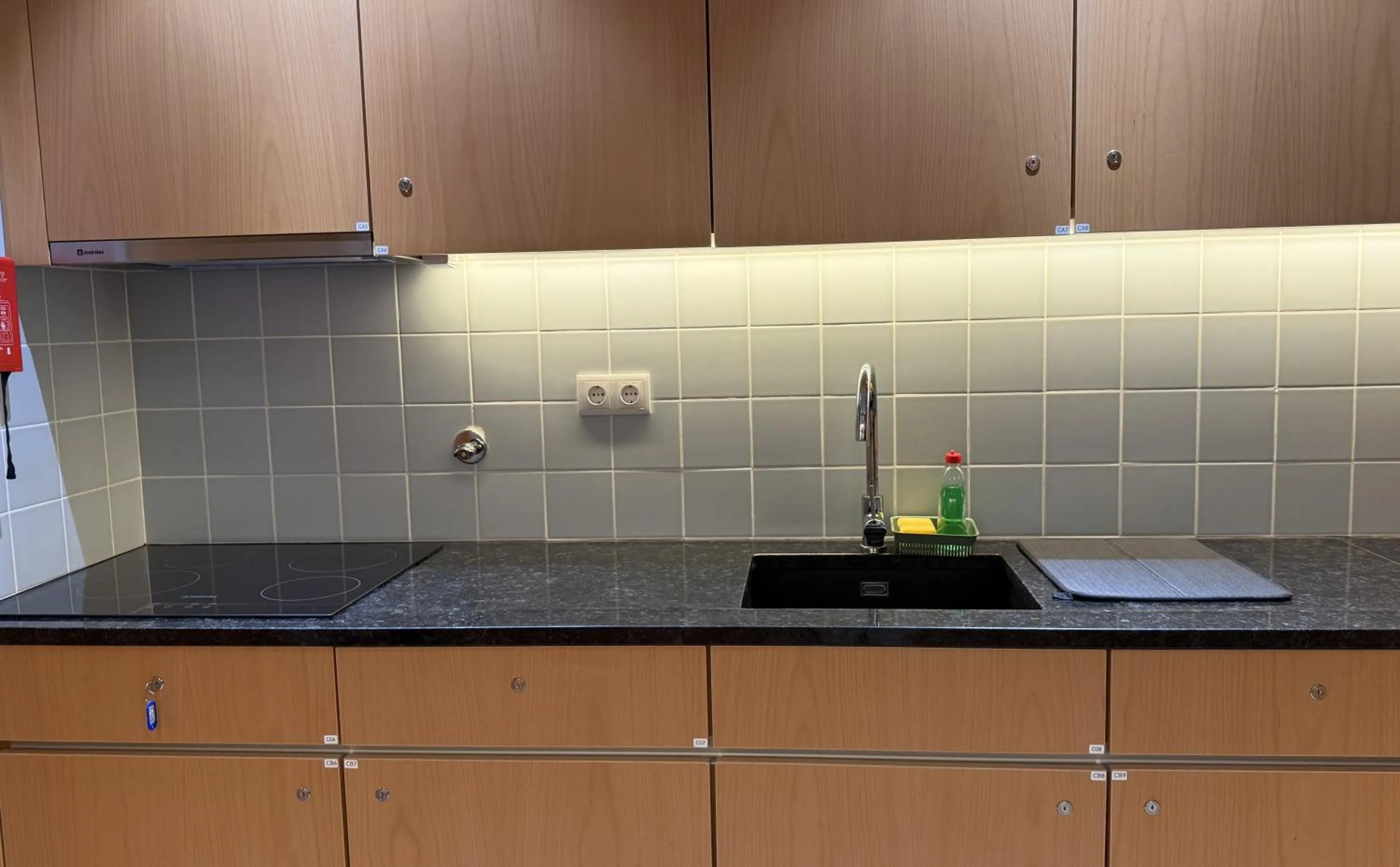 Communal kitchen in Oporto Station Hostel & Rooms