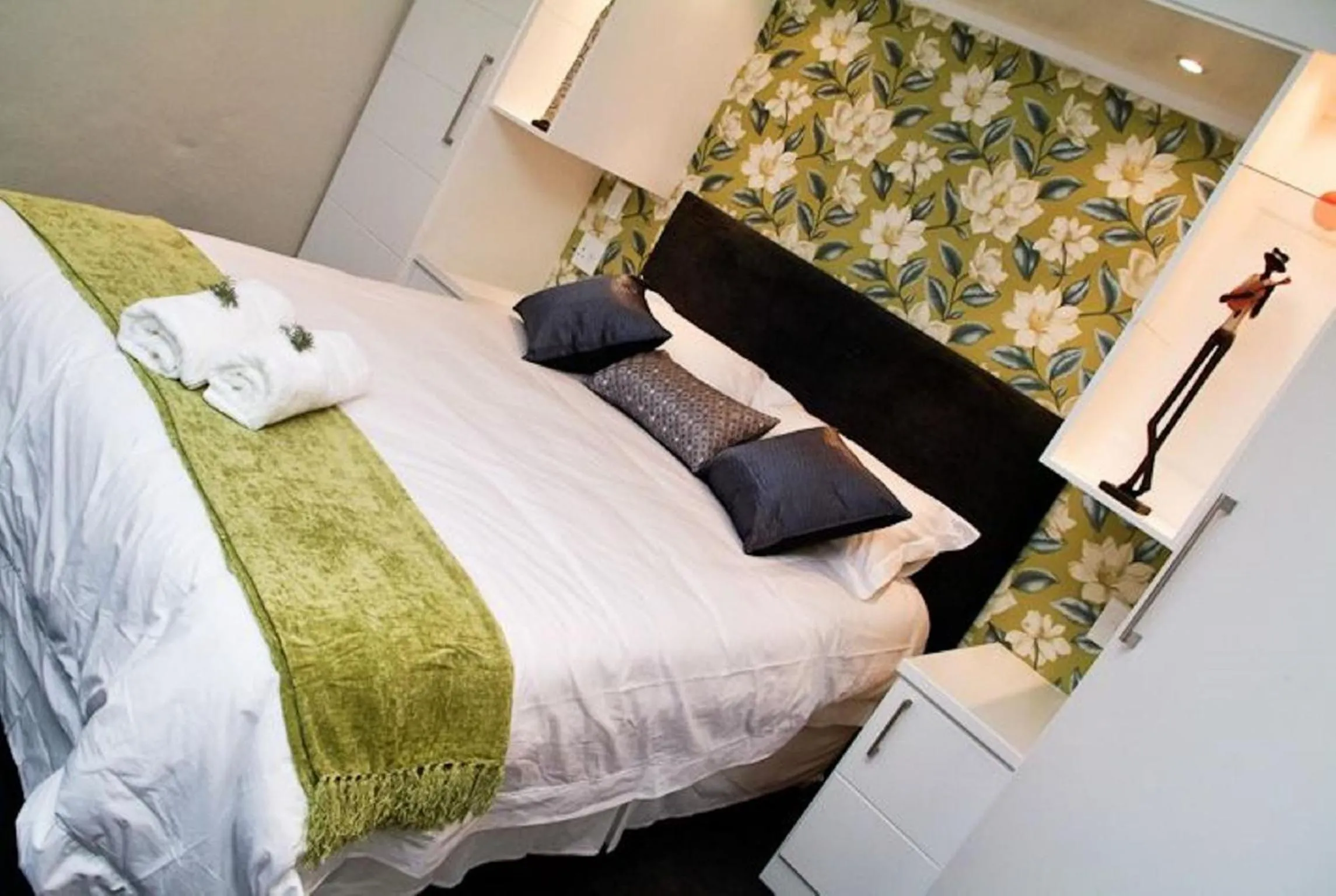 Queen Room with Garden View in Touch of Class Guest House