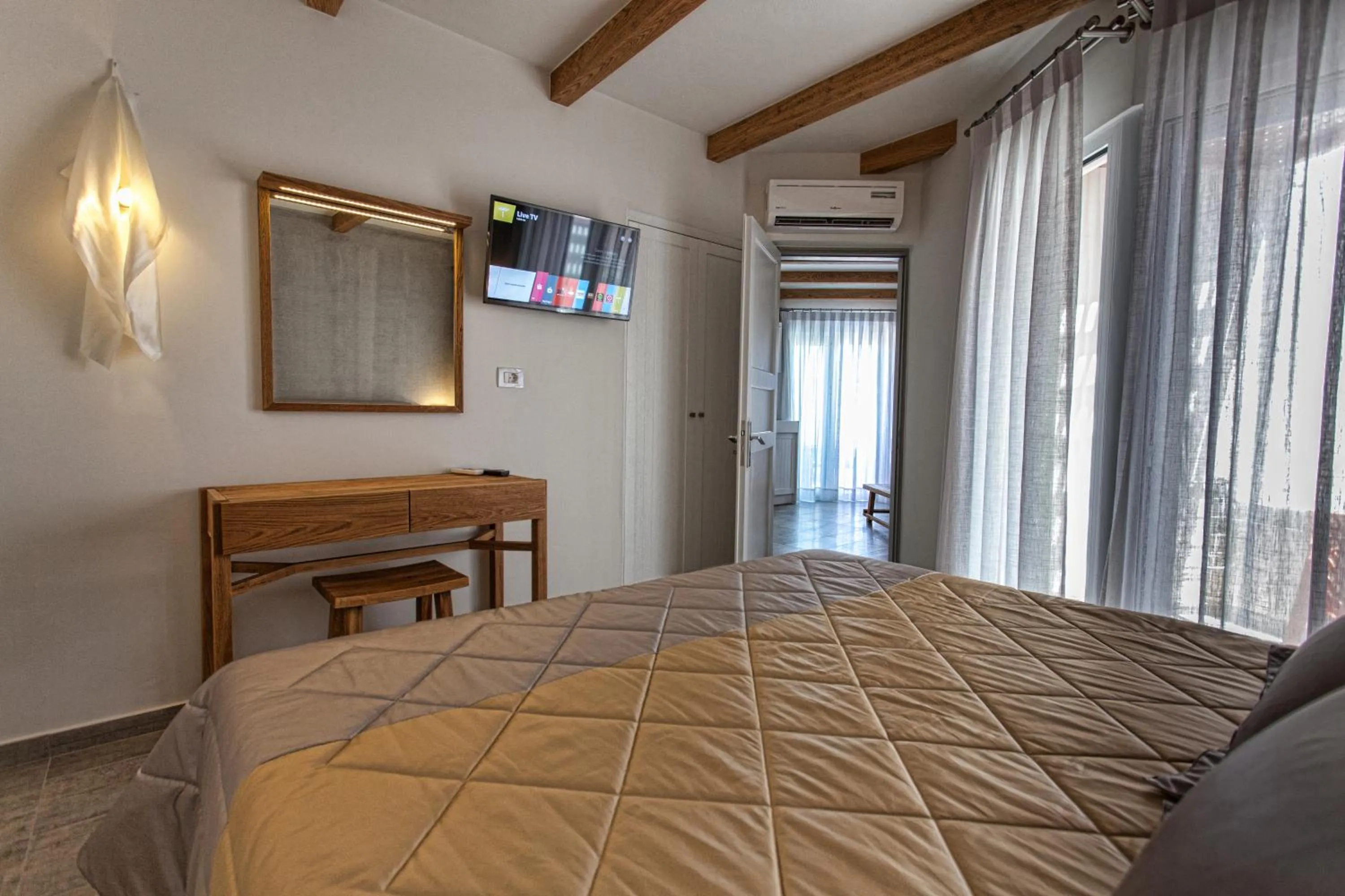 Bed in Omiros Boutique Hotel (Adults Only)