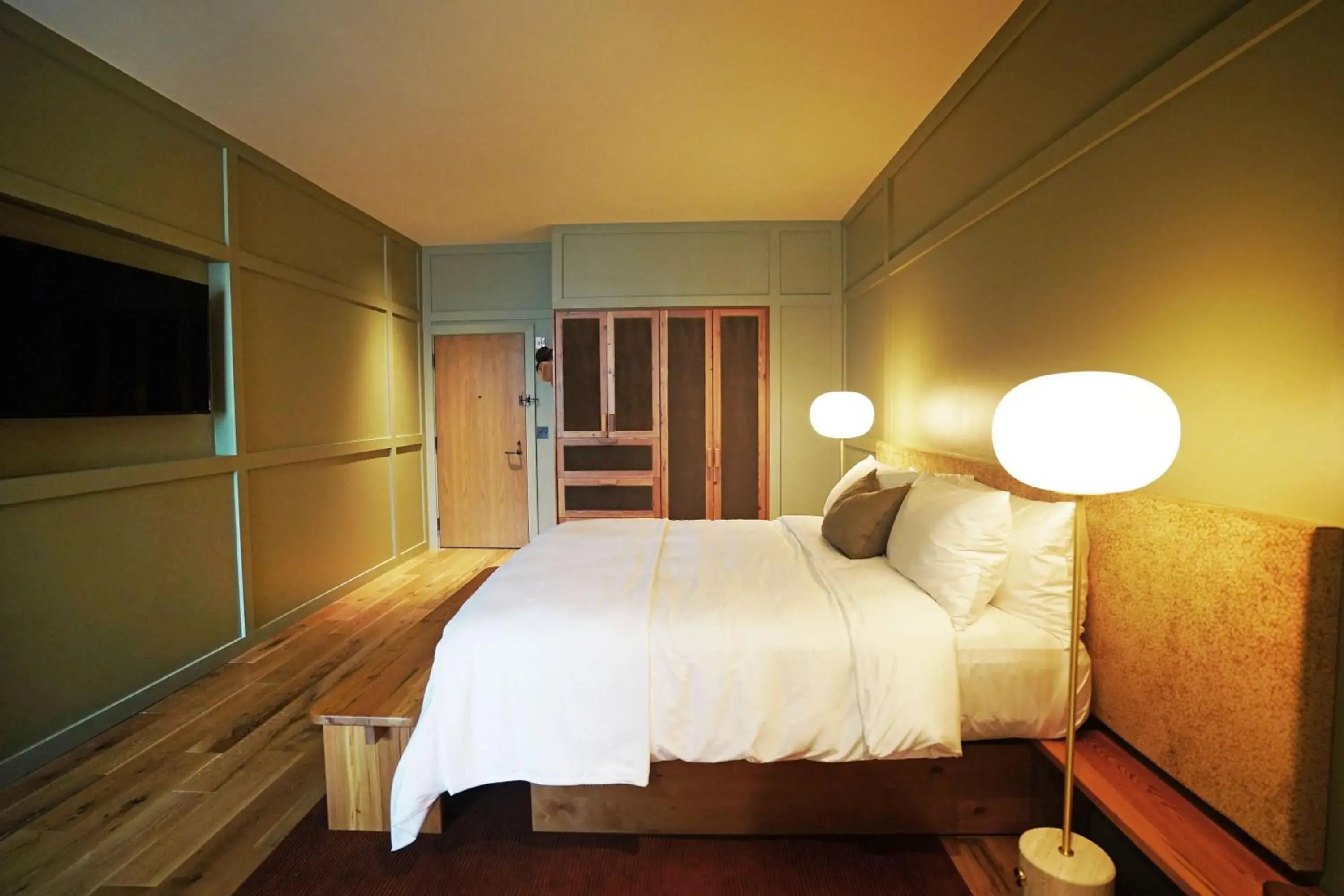 Standard King Room in Albert Hotel Standard King Room in Albert Hotel