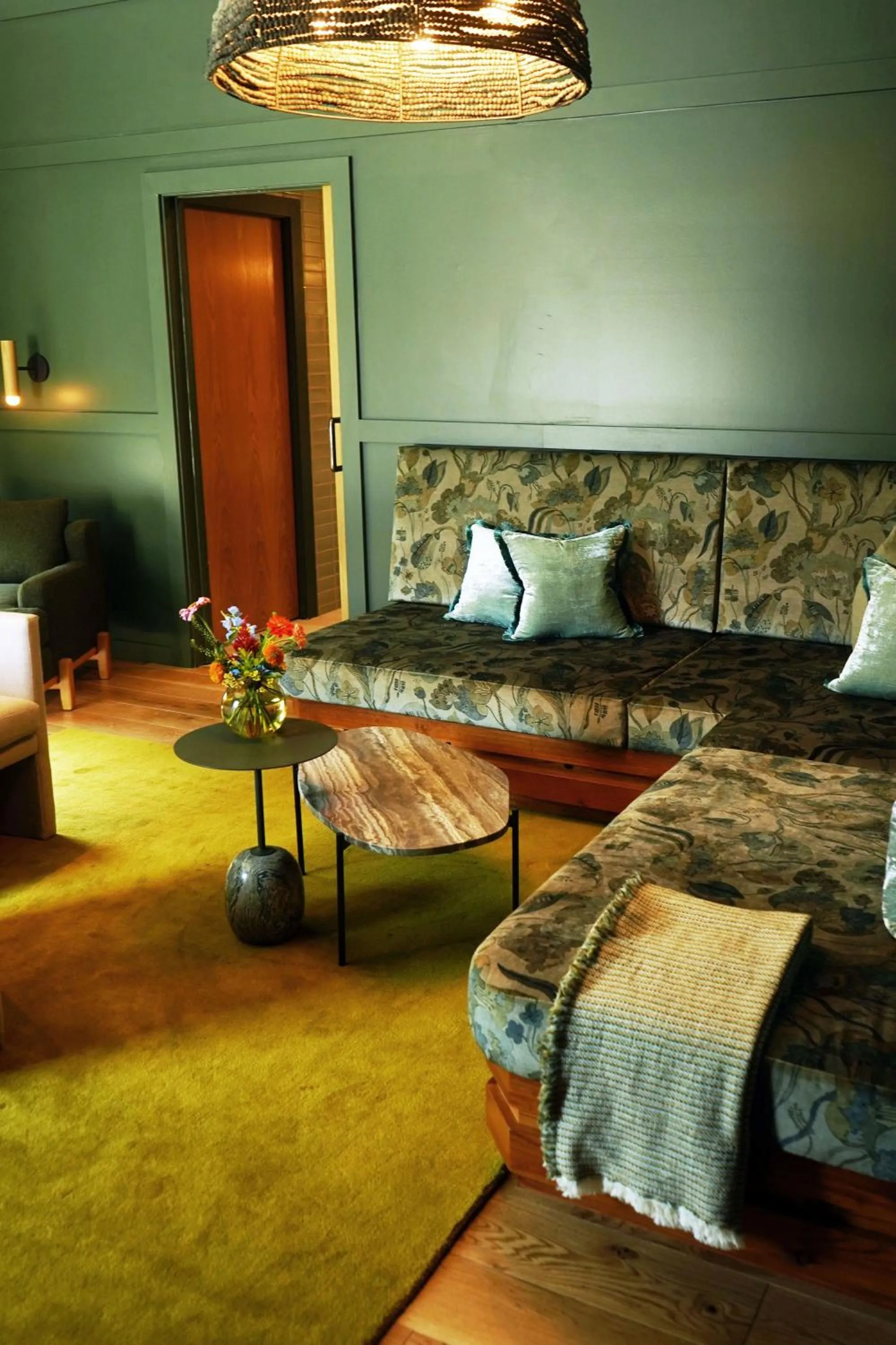 Living room, Bed in Albert Hotel