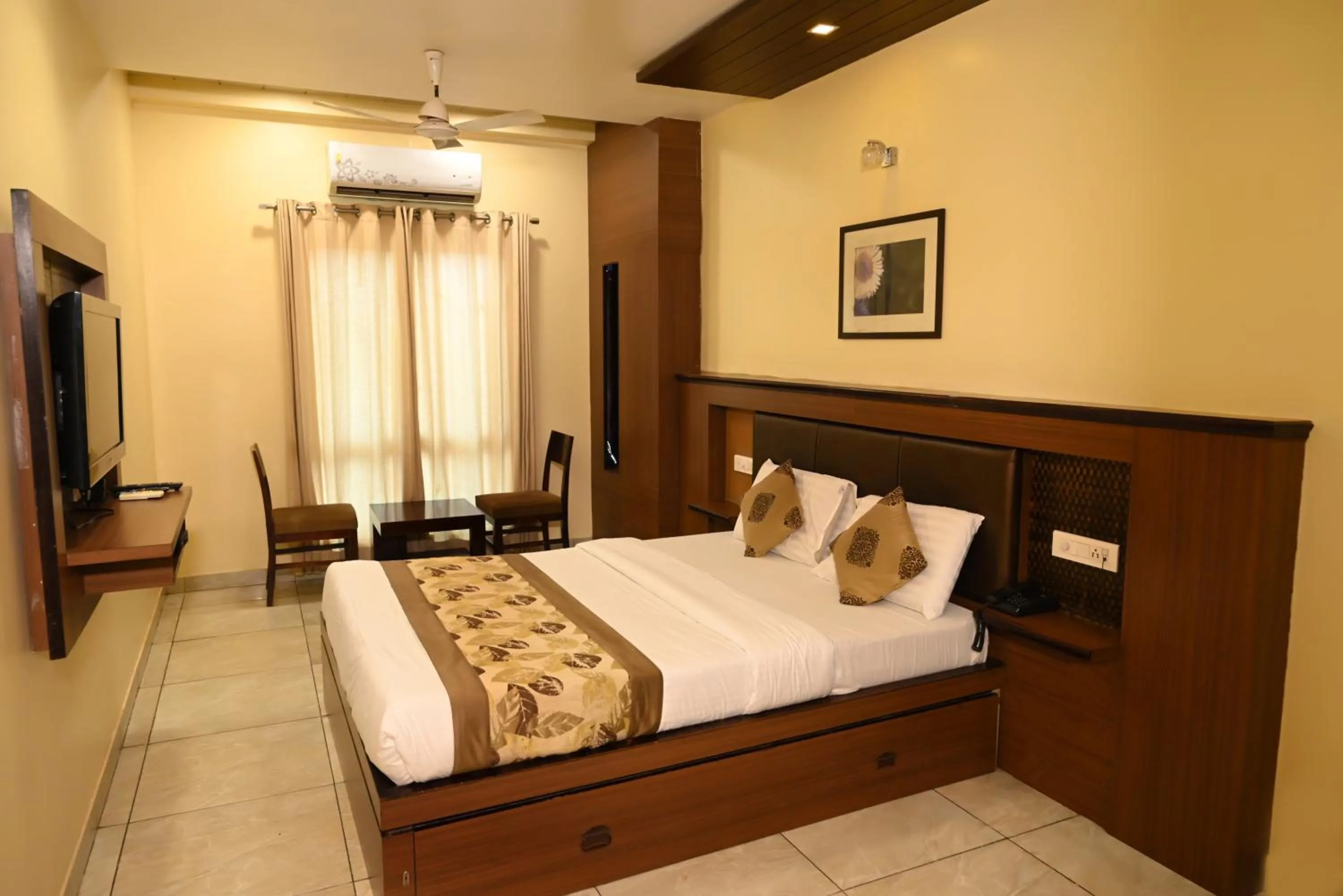 Photo of the whole room, Bed in Hotel Plaza Inn, Ajmer