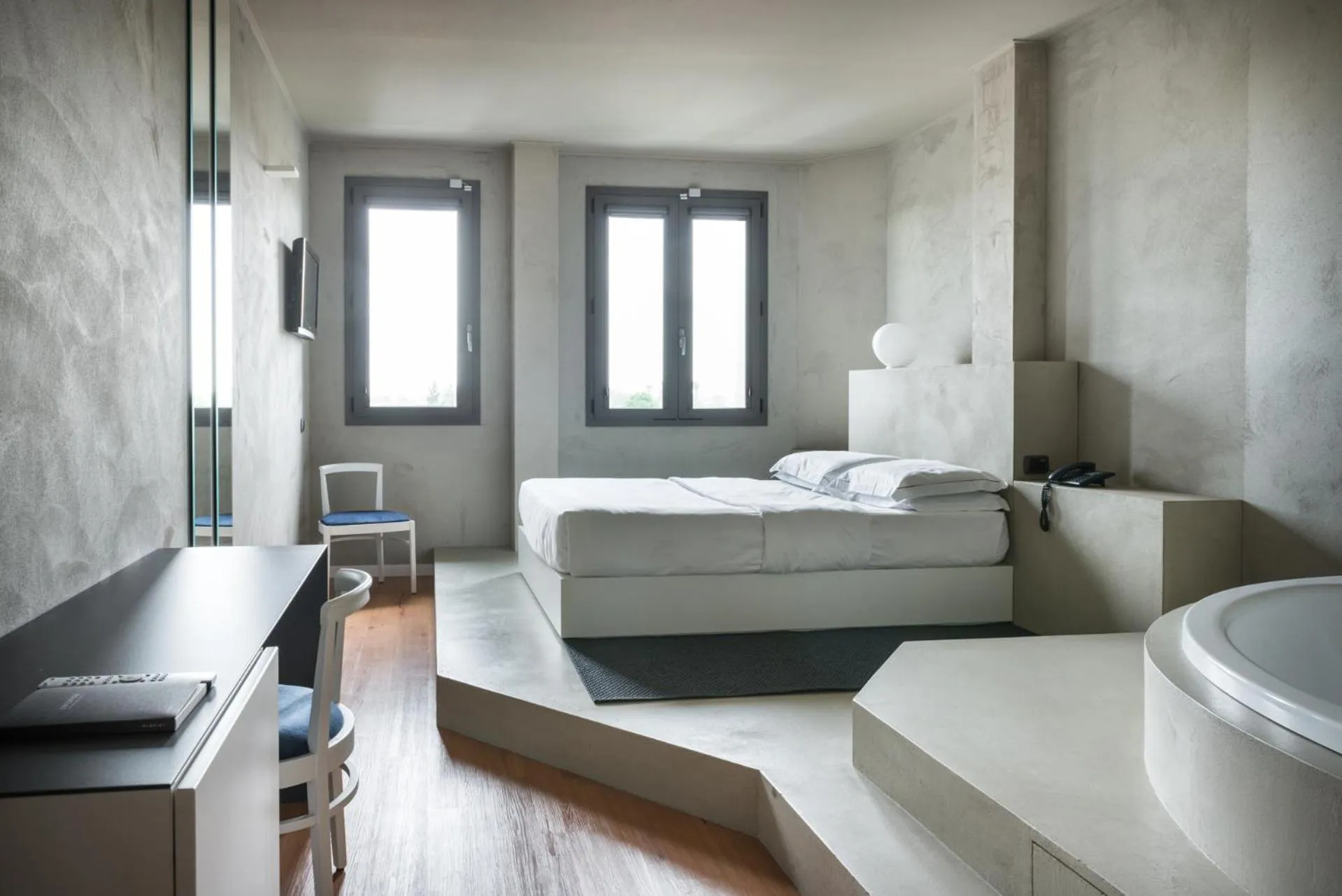 Photo of the whole room, Bed in Point Hotel