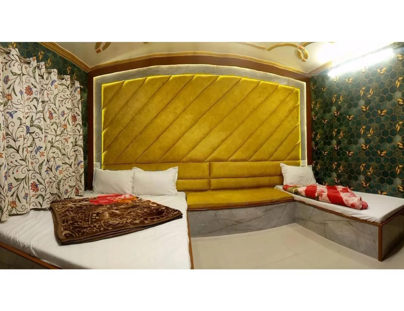 Bed in HOTEL ROOMA Srinagar