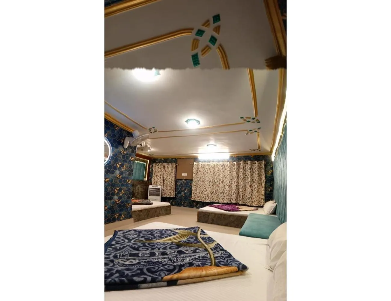 Bed in HOTEL ROOMA Srinagar