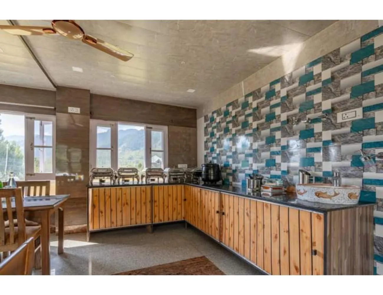 Restaurant/places to eat in HOTEL ROOMA Srinagar