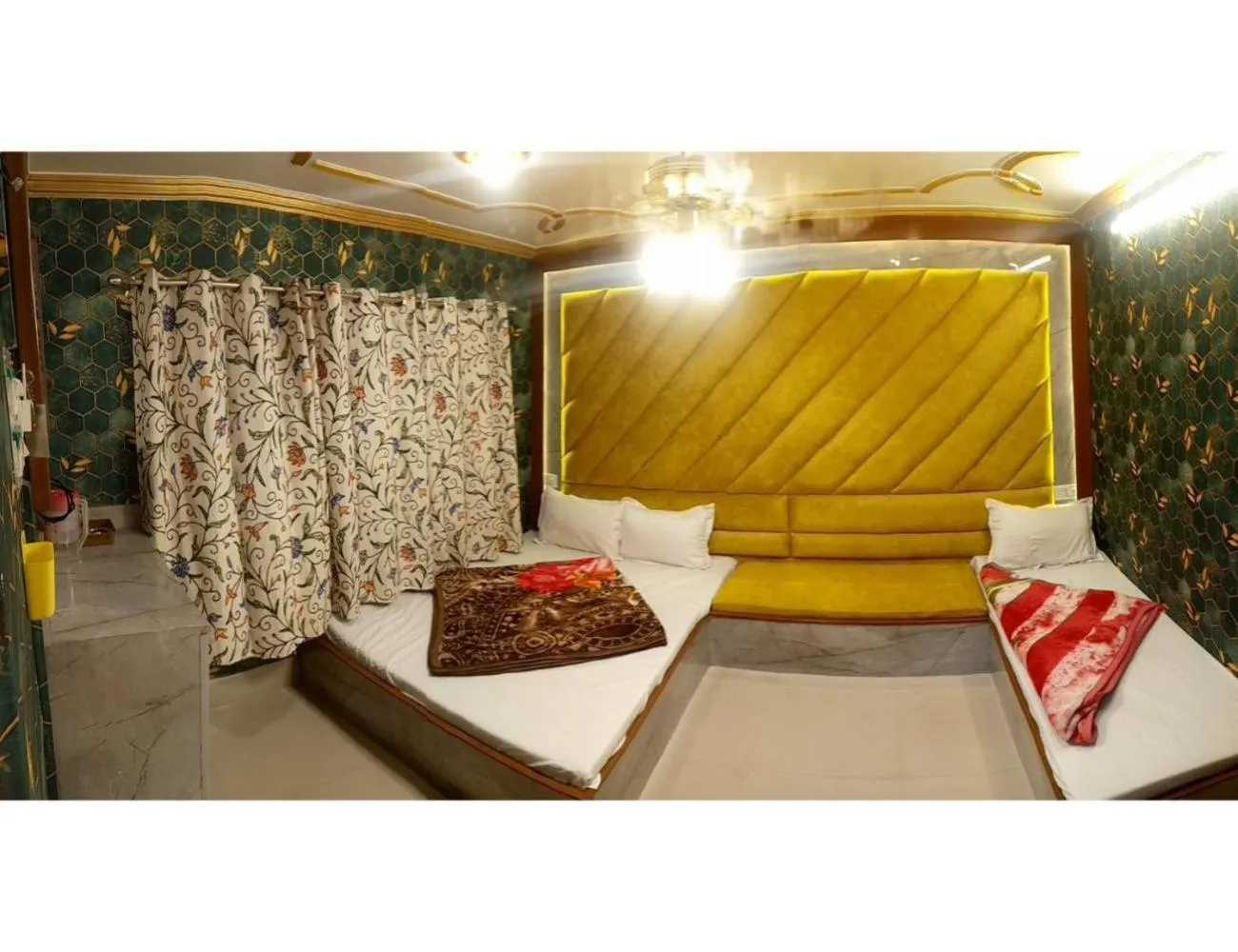 Bed in HOTEL ROOMA Srinagar