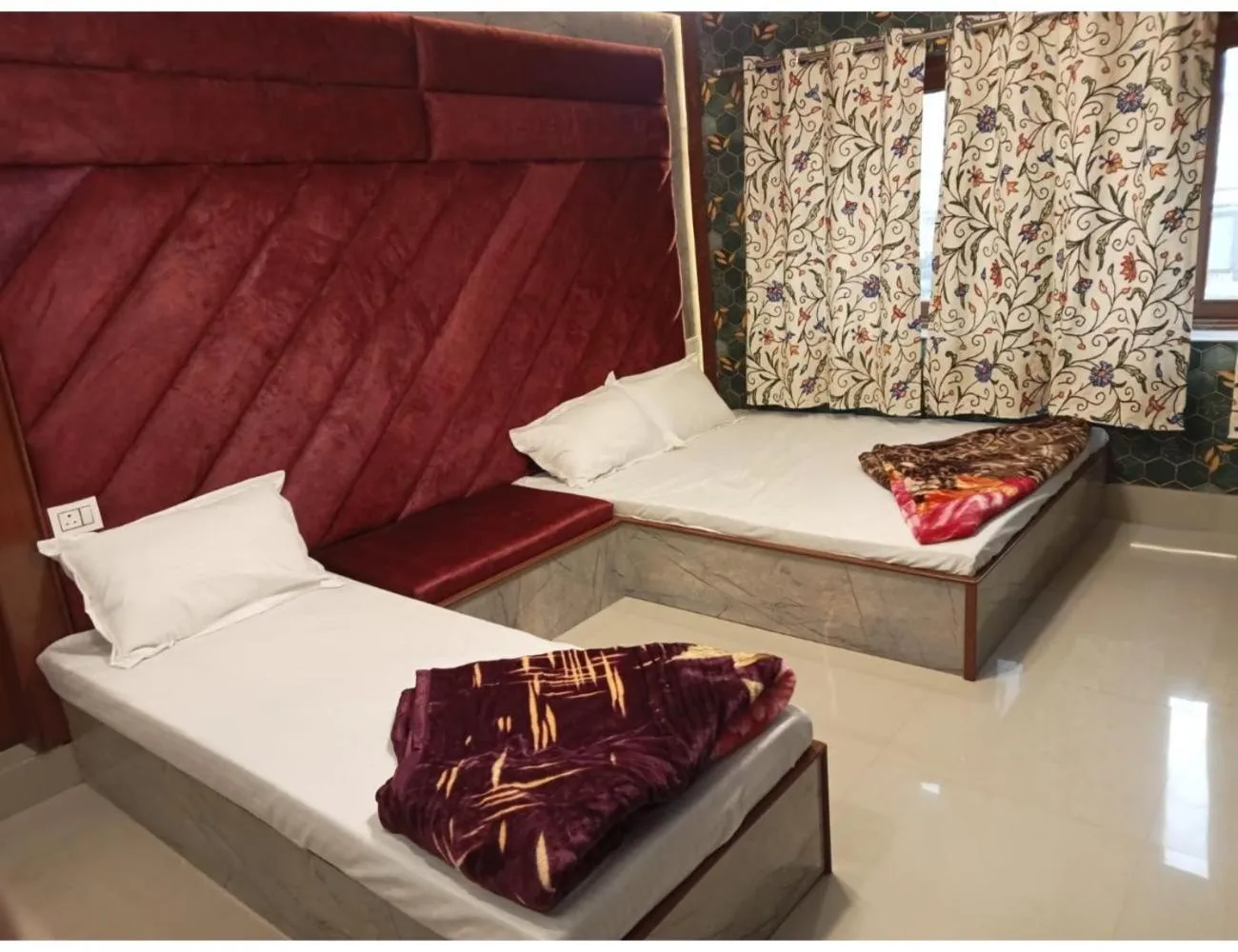 Bed in HOTEL ROOMA Srinagar