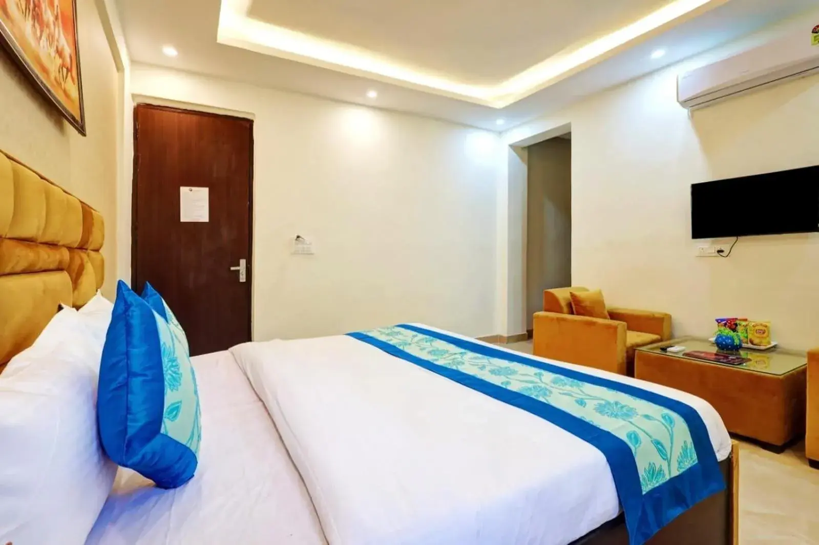 Communal lounge/ TV room, Bed in Hotel Golden Era-Near Shopprix Mall Communal lounge/ TV room, Bed in Hotel Golden Era-Near Shopprix Mall