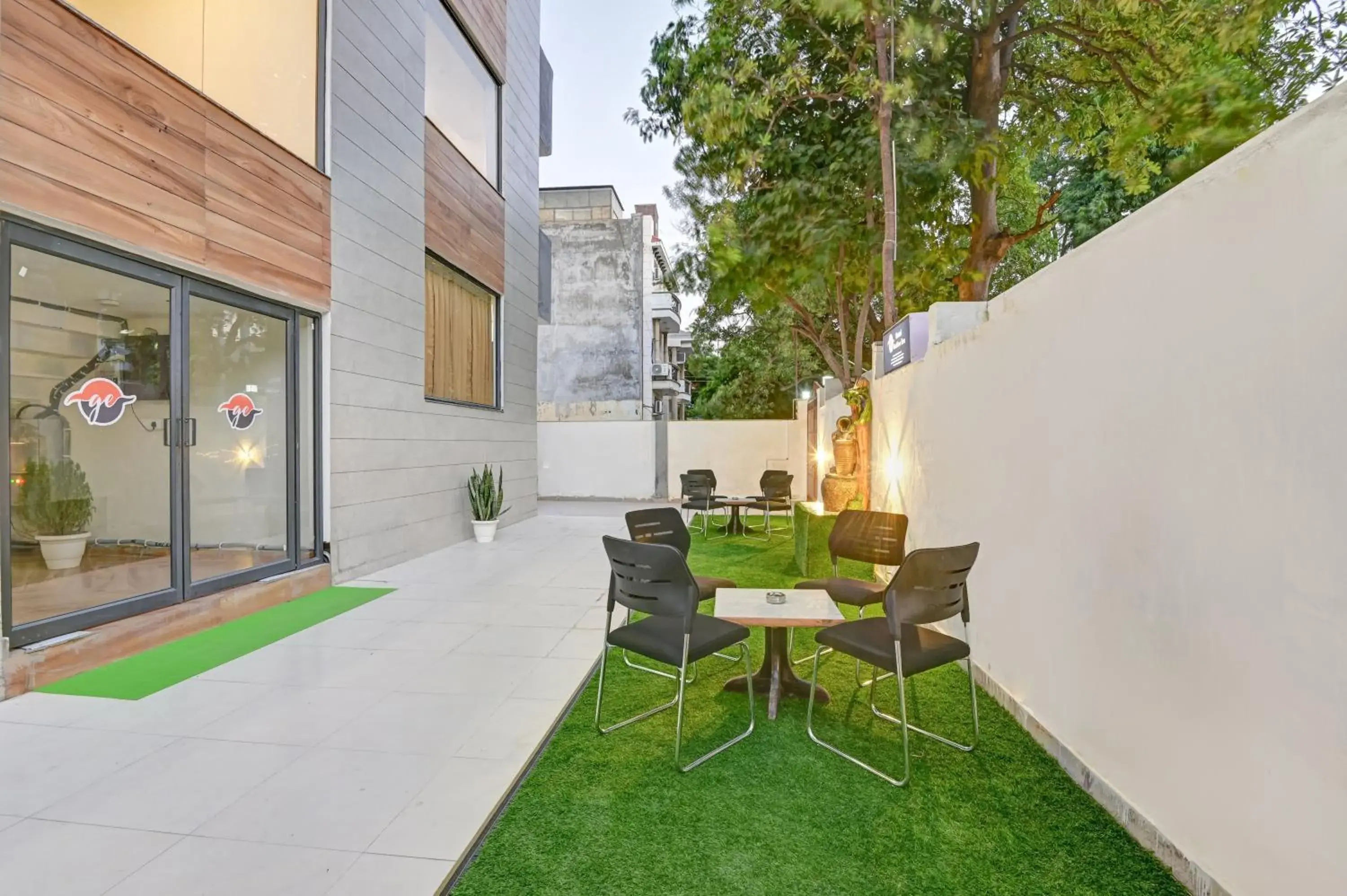 Property building in Hotel Golden Era-Near Shopprix Mall Property building in Hotel Golden Era-Near Shopprix Mall