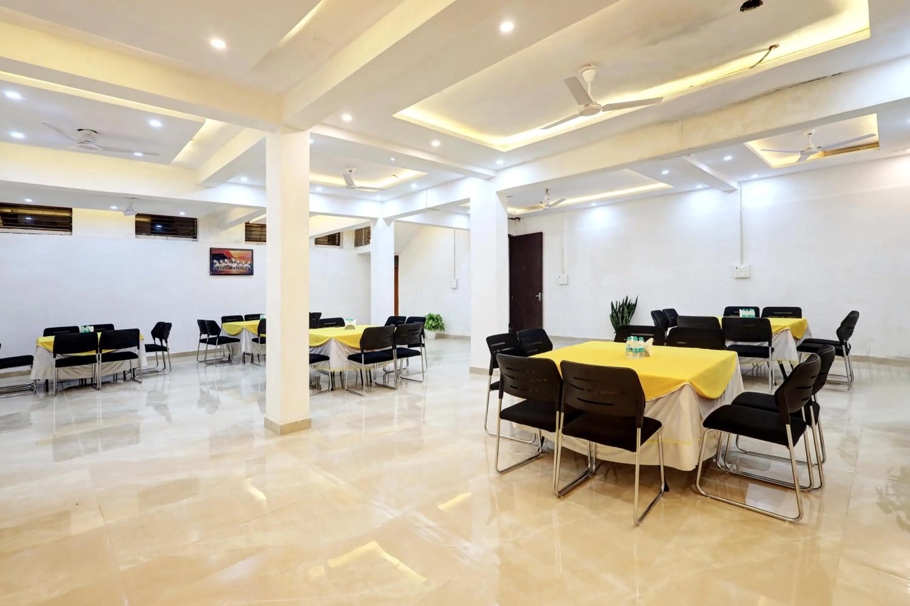 Restaurant/places to eat in Hotel Golden Era-Near Shopprix Mall