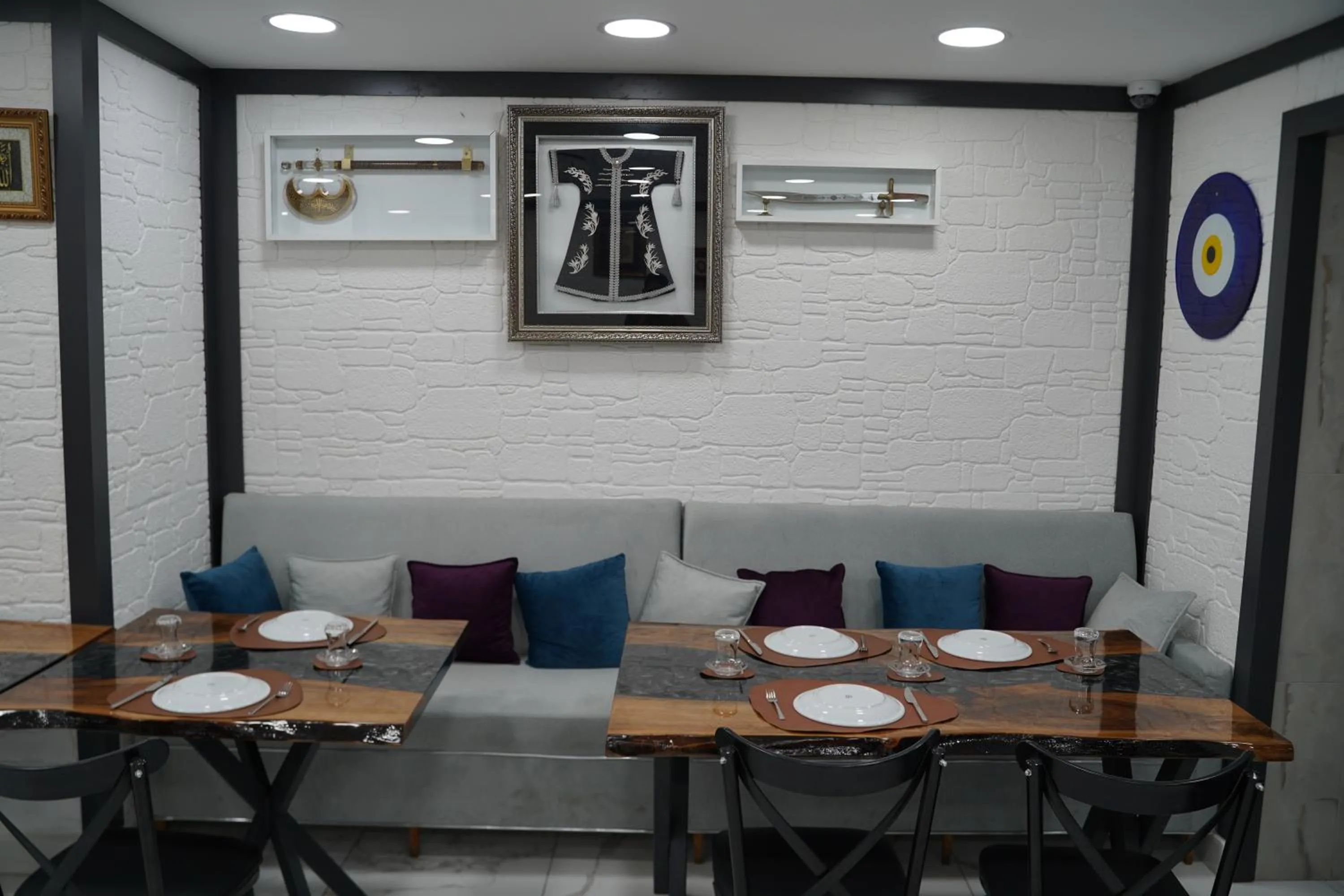 Restaurant/places to eat in Sword Suit Hotel