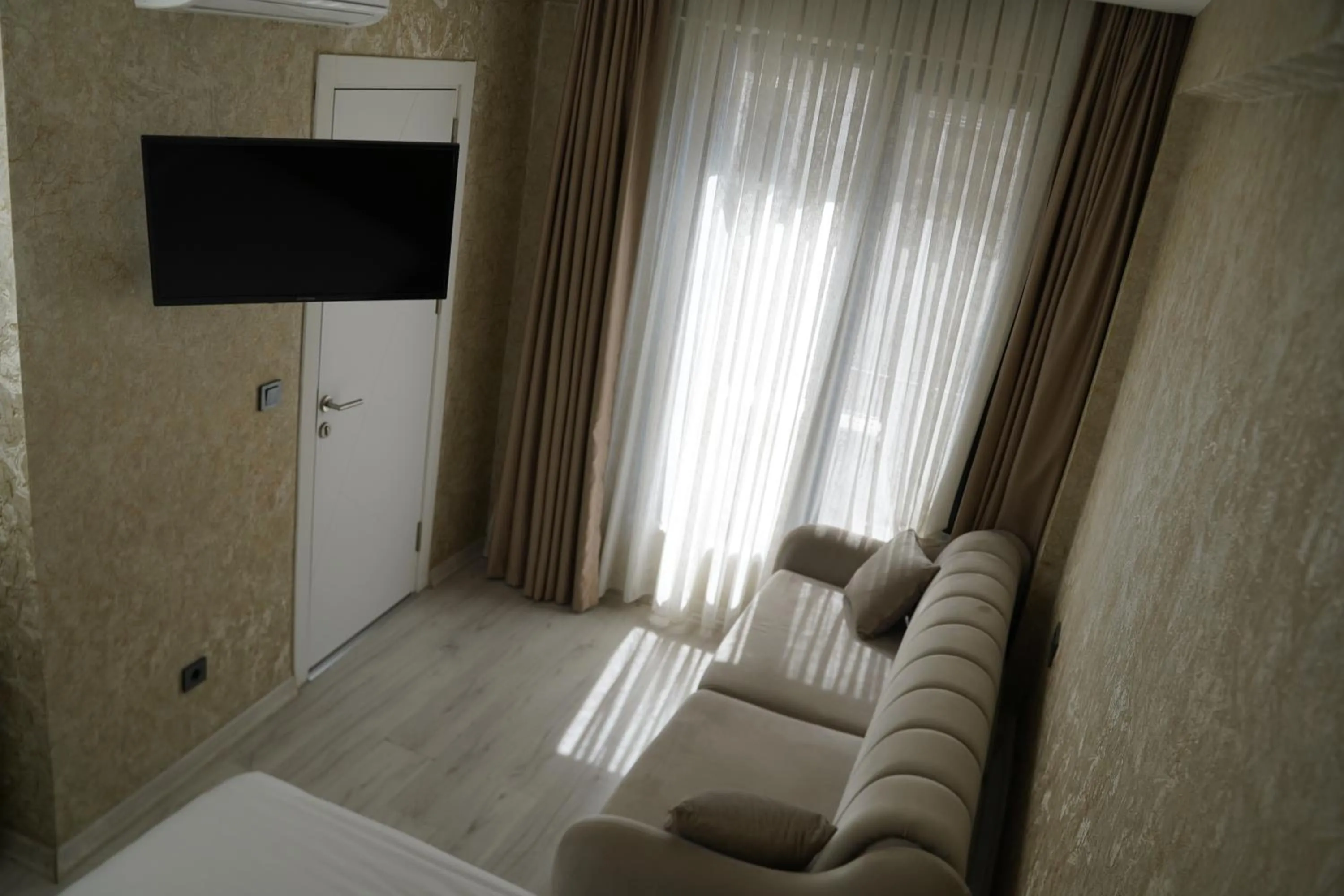 Photo of the whole room, Bed in Sword Suit Hotel