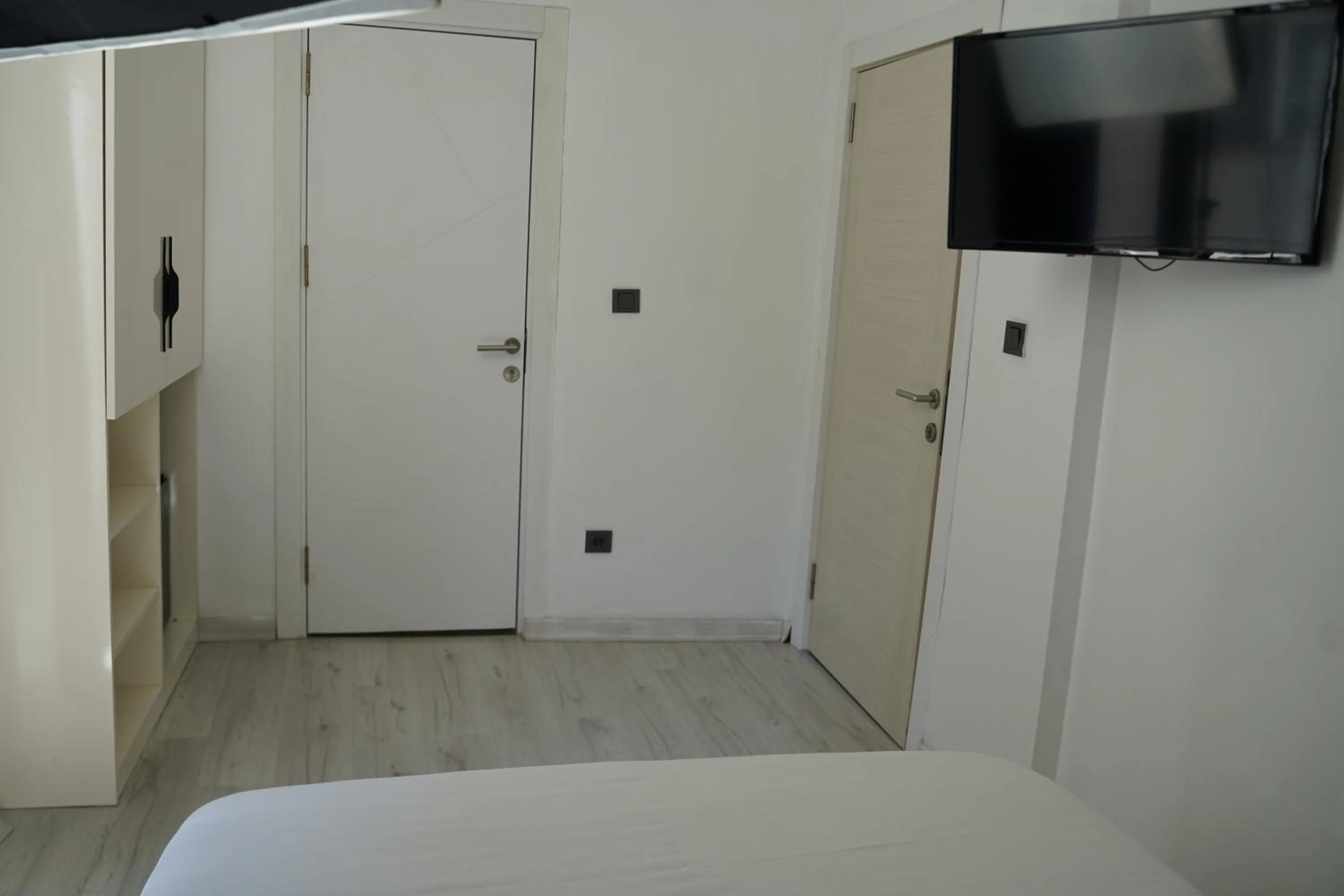 Photo of the whole room, Bed in Sword Suit Hotel