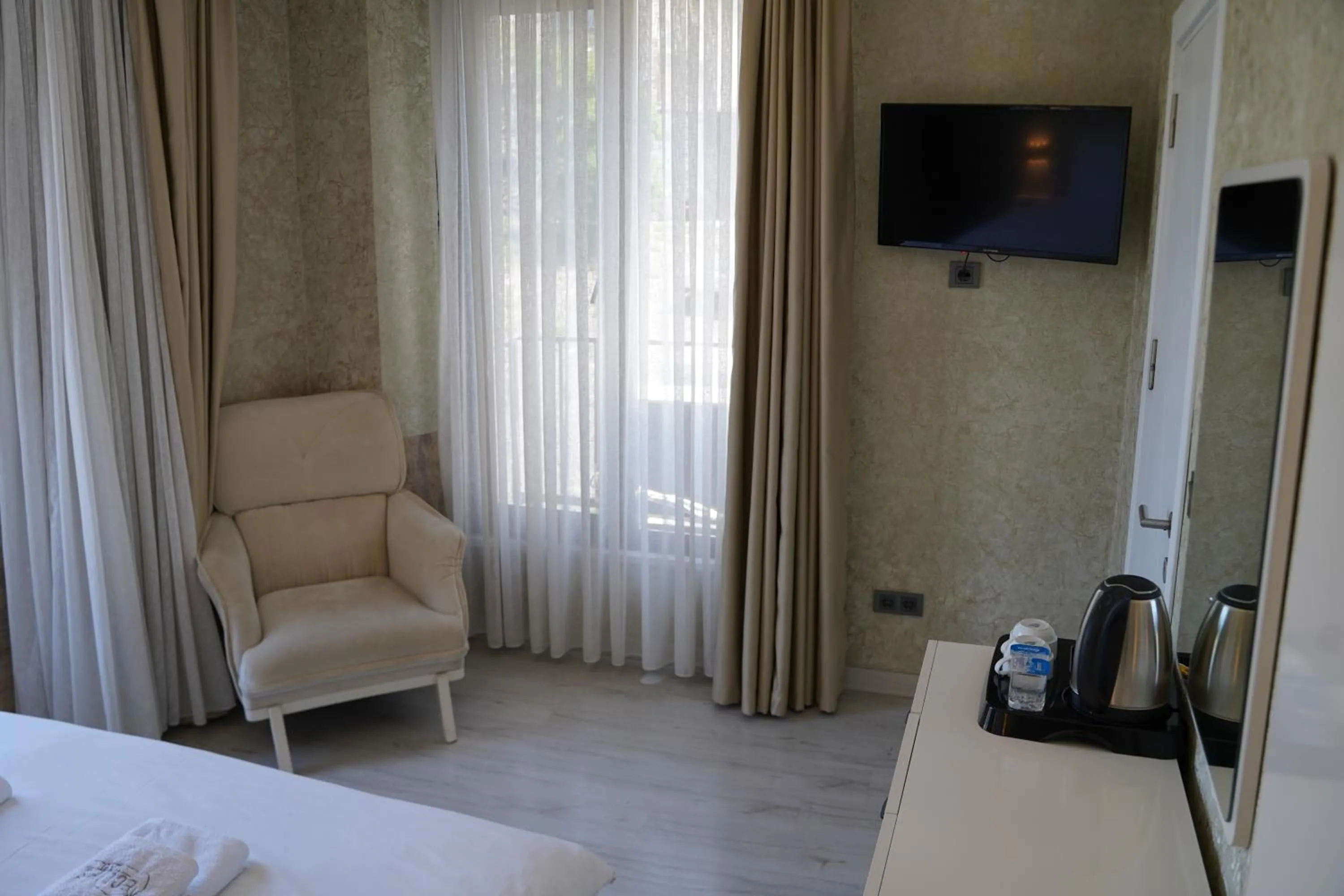 Photo of the whole room, Bed in Sword Suit Hotel
