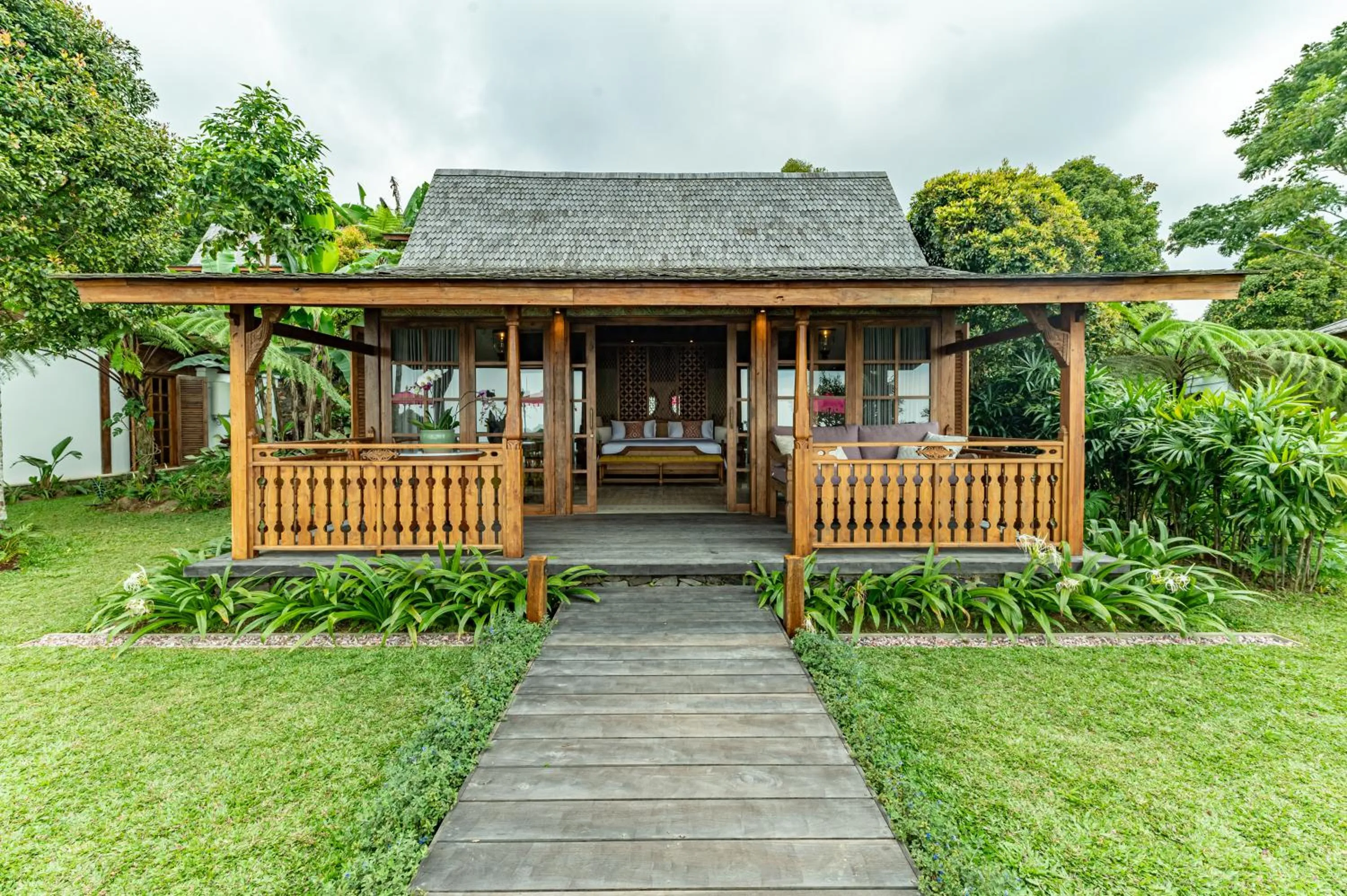 Property building in Umah Lusa