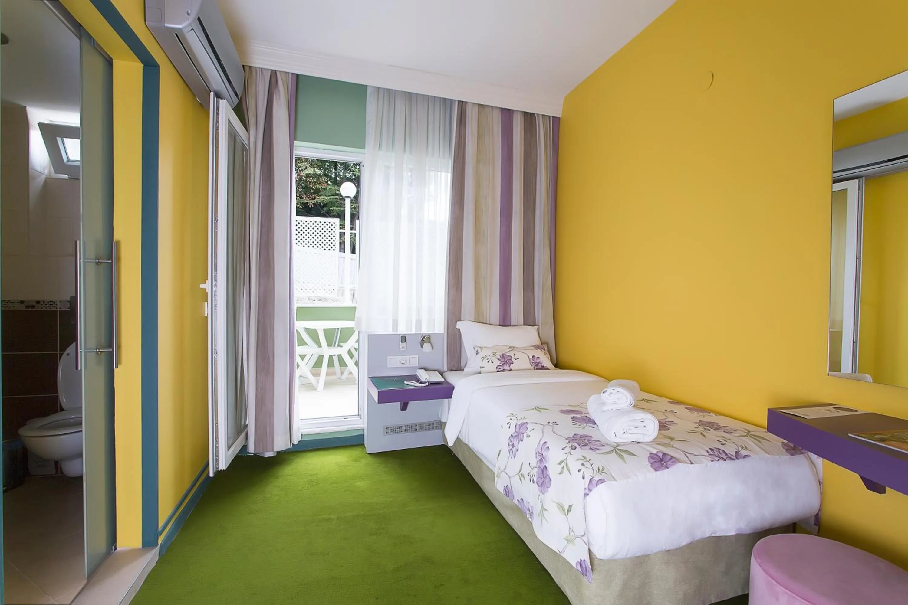 Photo of the whole room, Bed in Mini Harem Hotel