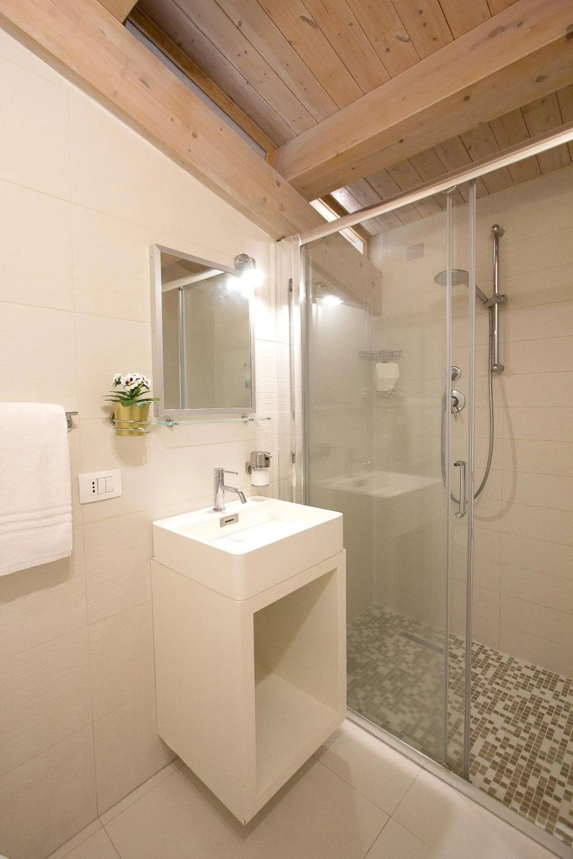 Shower in Stesicoro Exclusive House