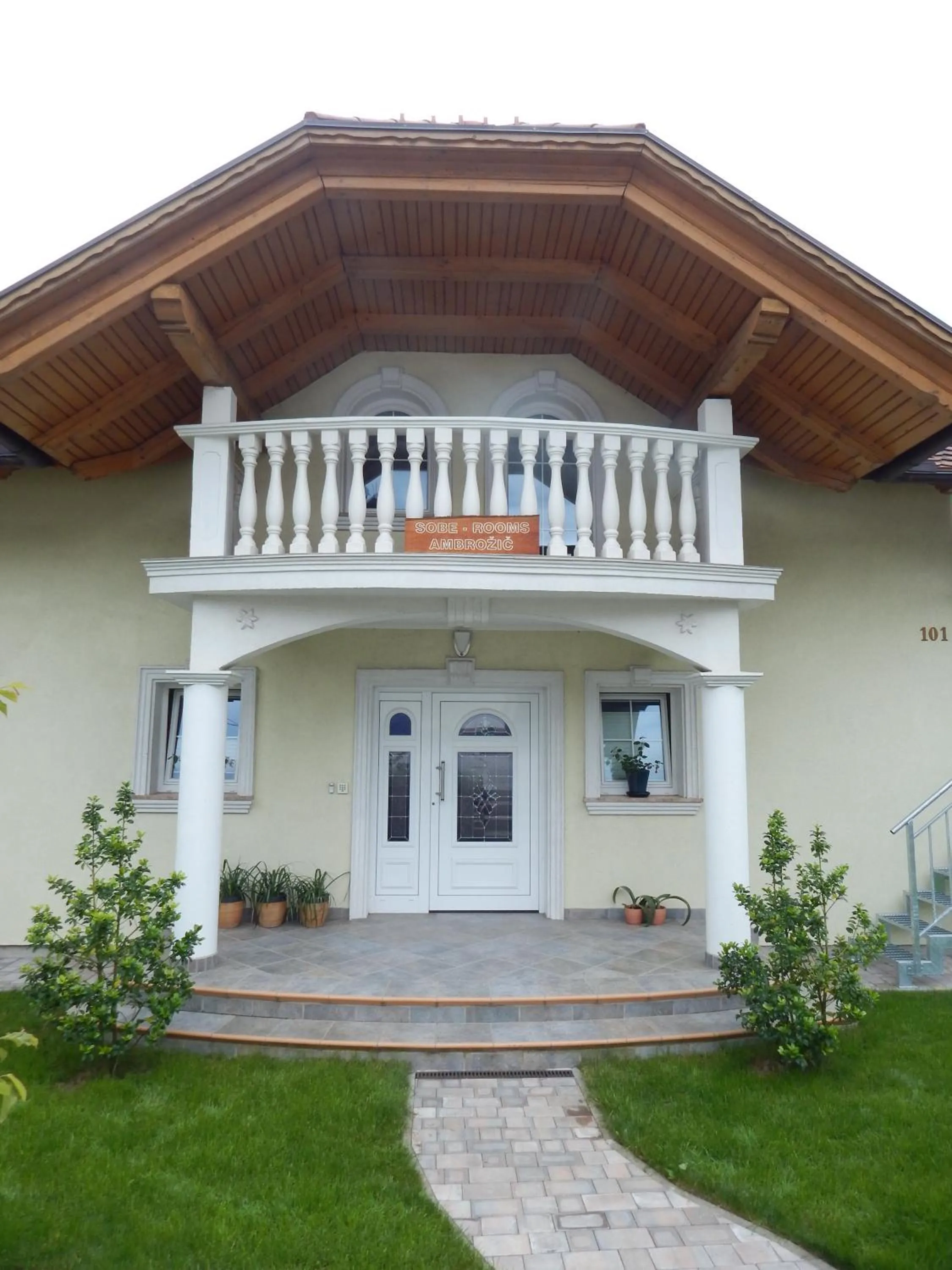 Facade/entrance in Rooms Ambrožič