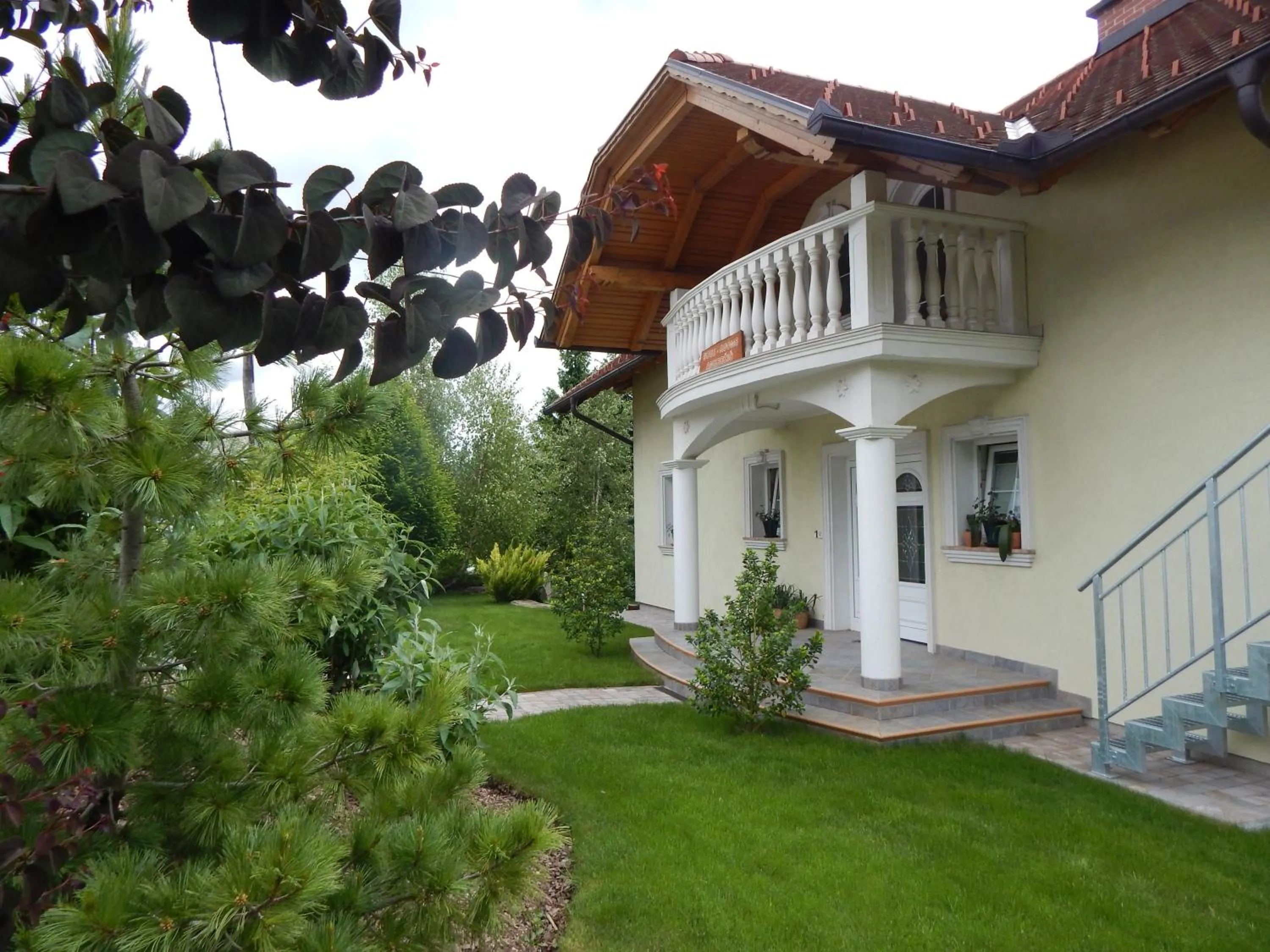Garden view in Rooms Ambrožič