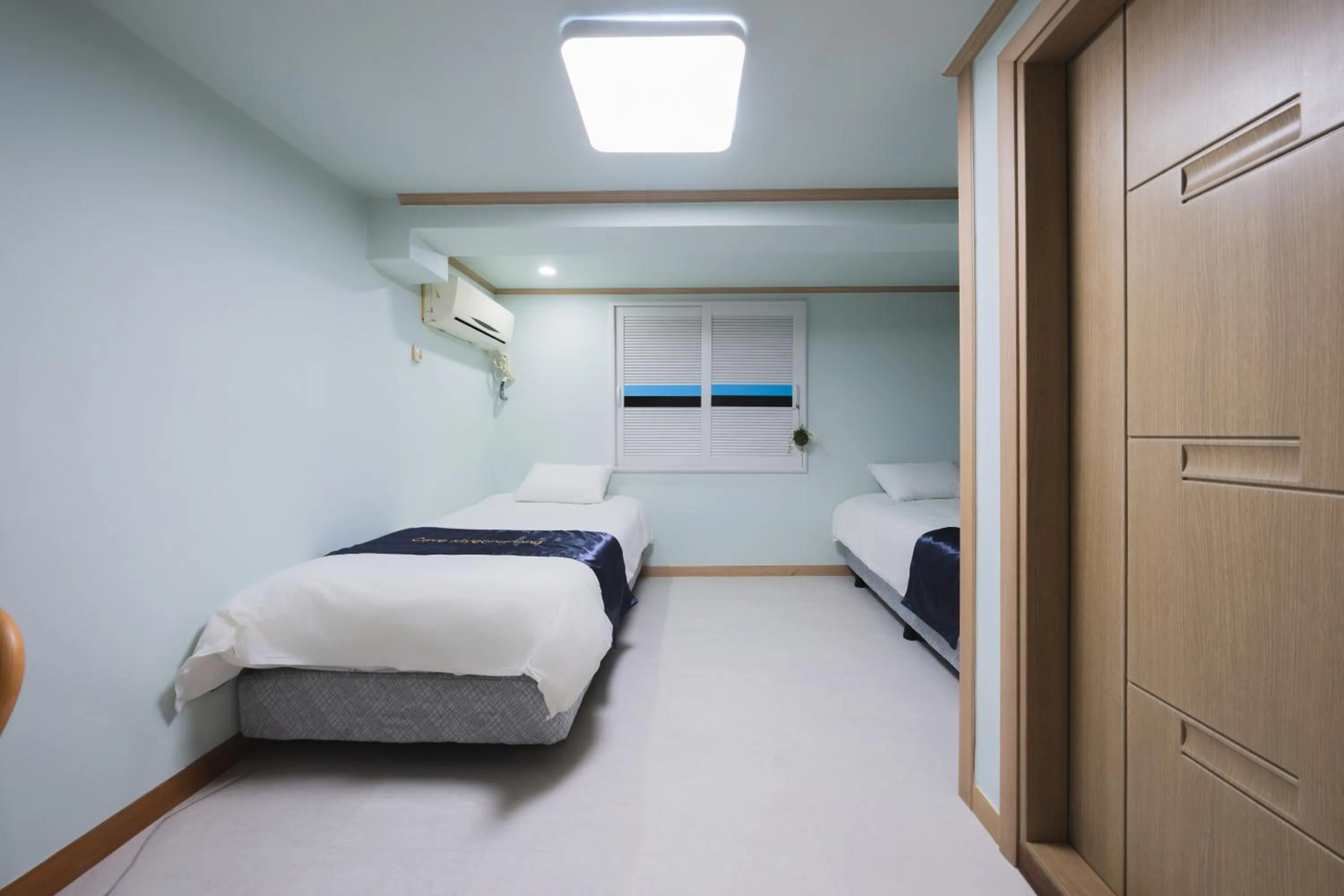 Decorative detail, Bed in Cave Myeongdong