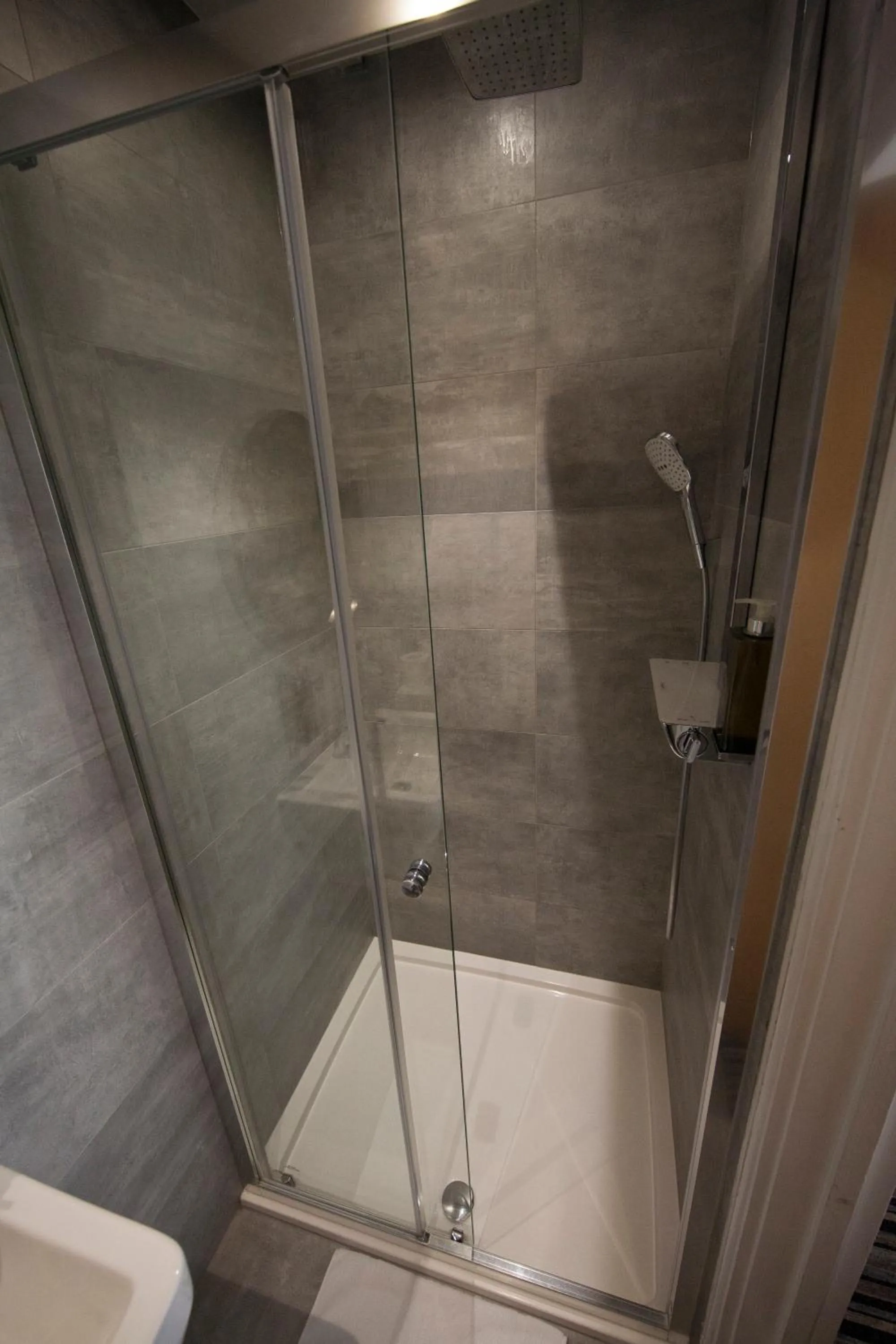 Shower in St George's Inn Victoria