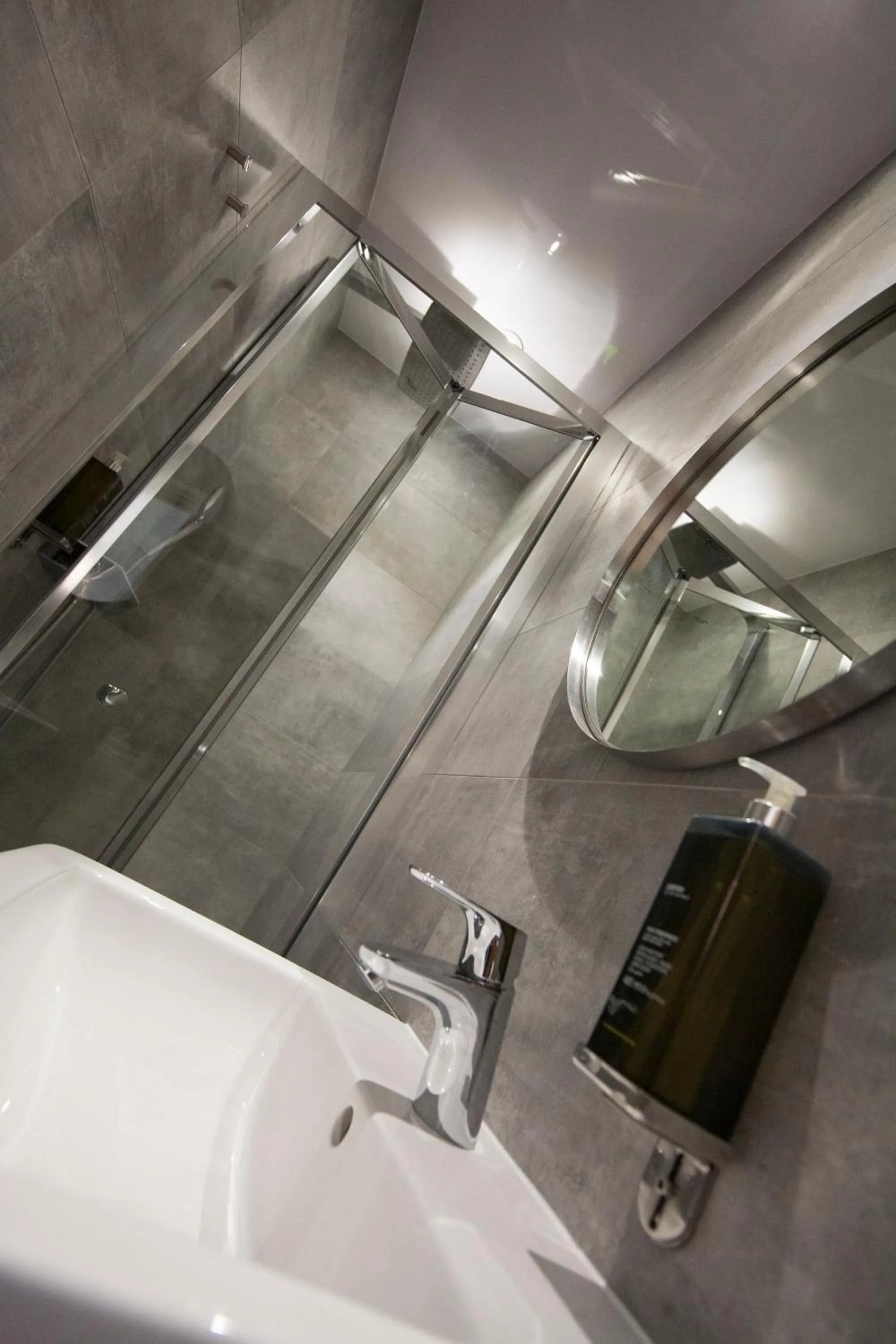 Shower in St George's Inn Victoria