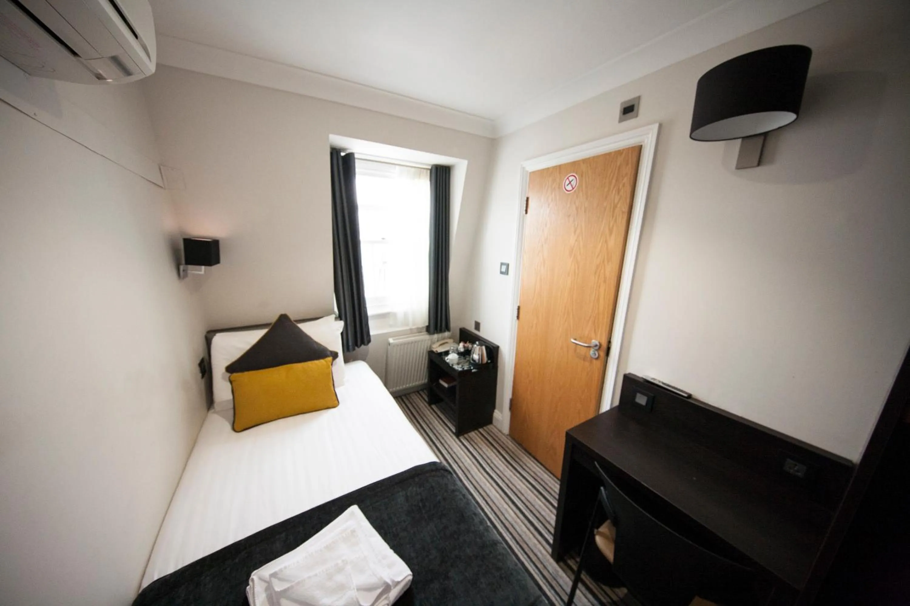 Photo of the whole room, Bed in St George's Inn Victoria