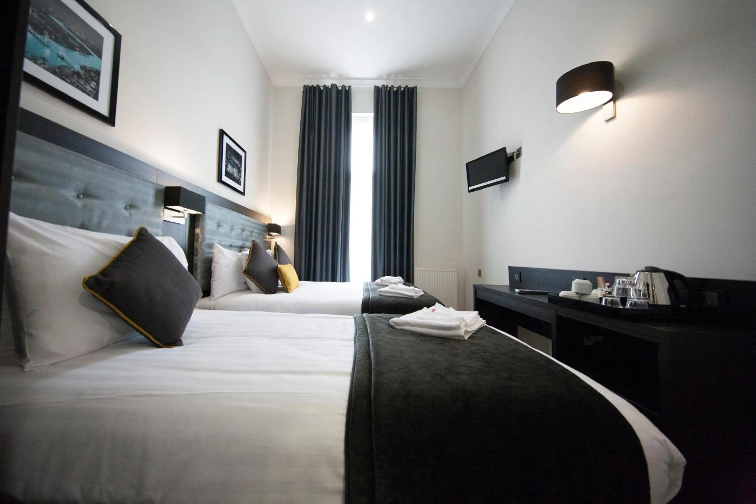 Photo of the whole room, Bed in St George's Inn Victoria