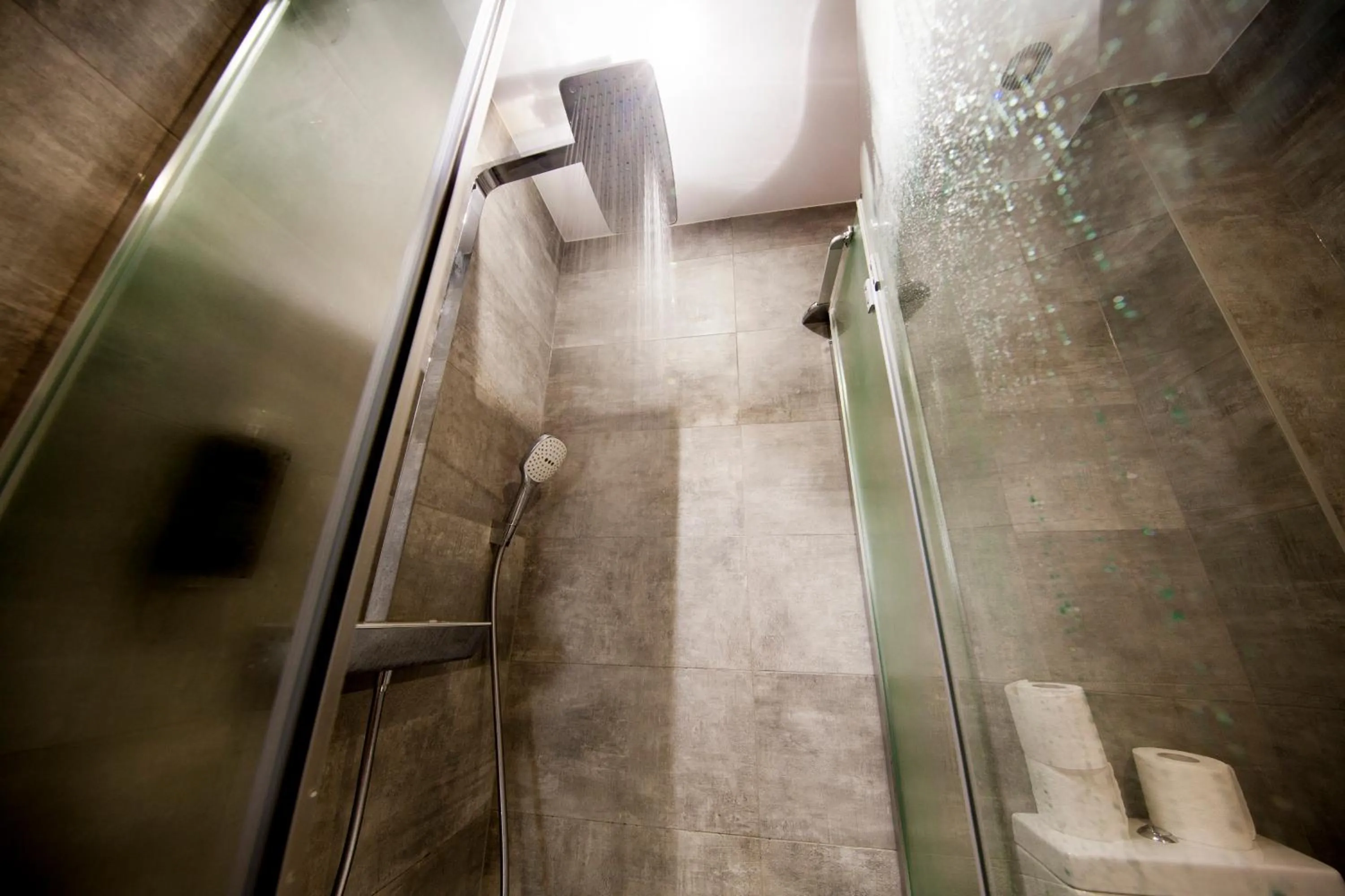 Shower in St George's Inn Victoria