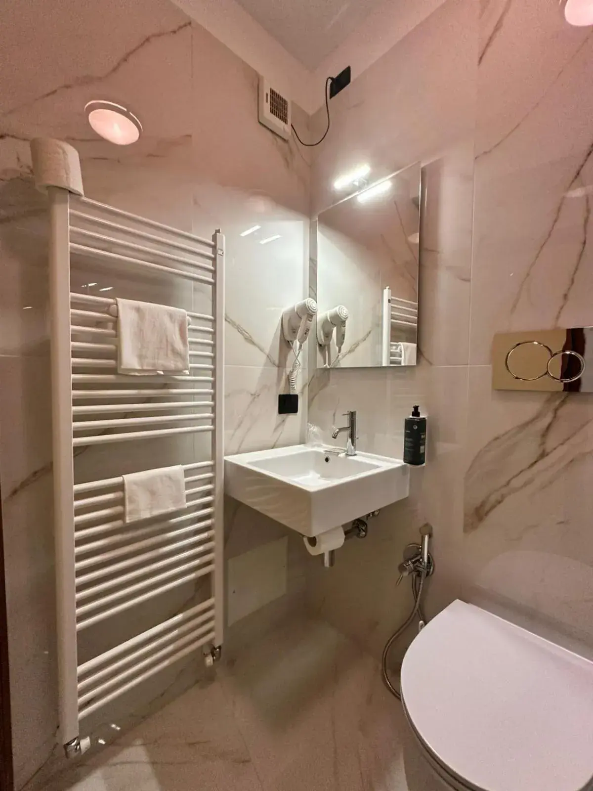 Triple Room with City View in Hotel Roma Assisi Triple Room with City View in Hotel Roma Assisi