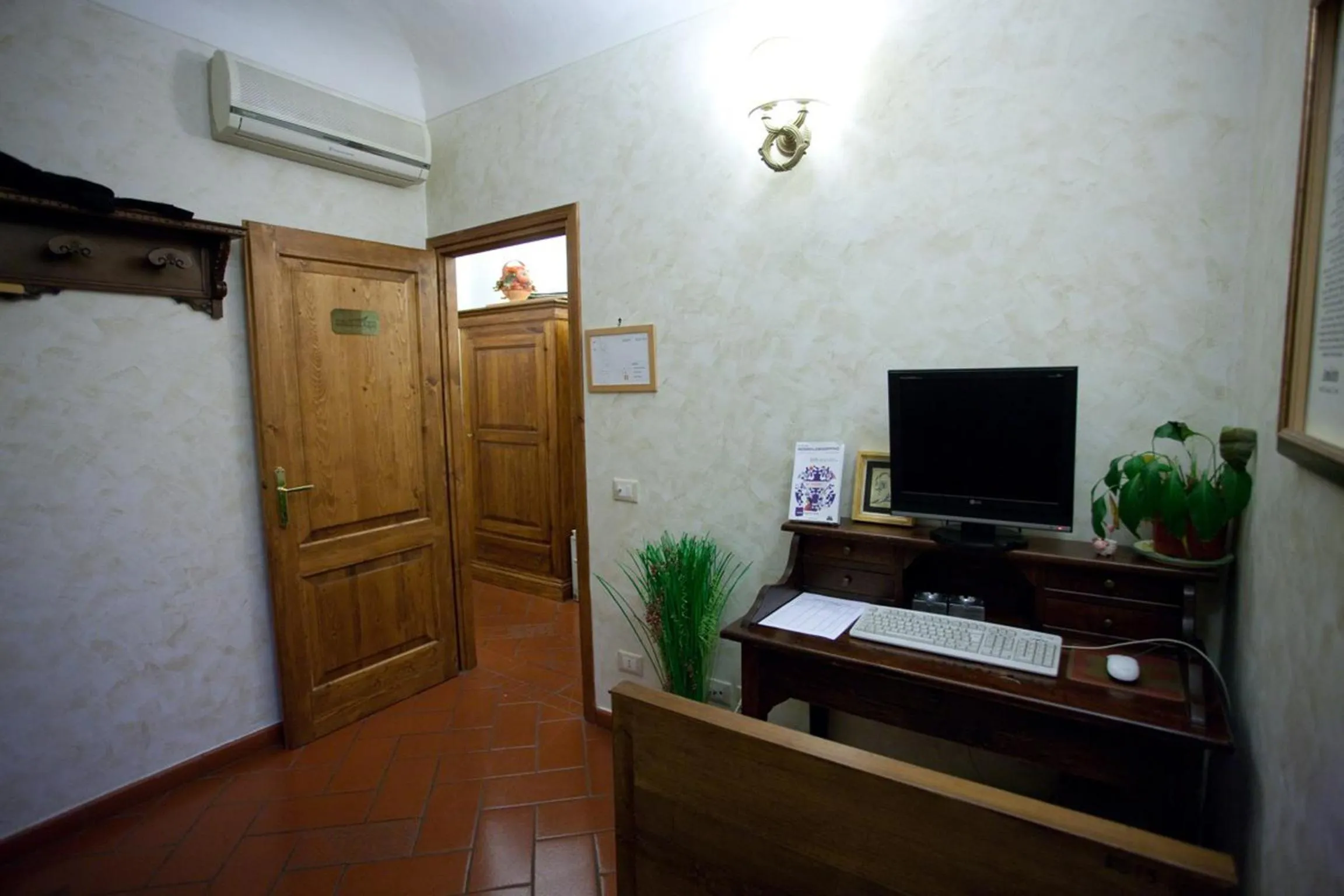 Communal lounge/ TV room in Locanda dei Poeti Rooms & Apartments