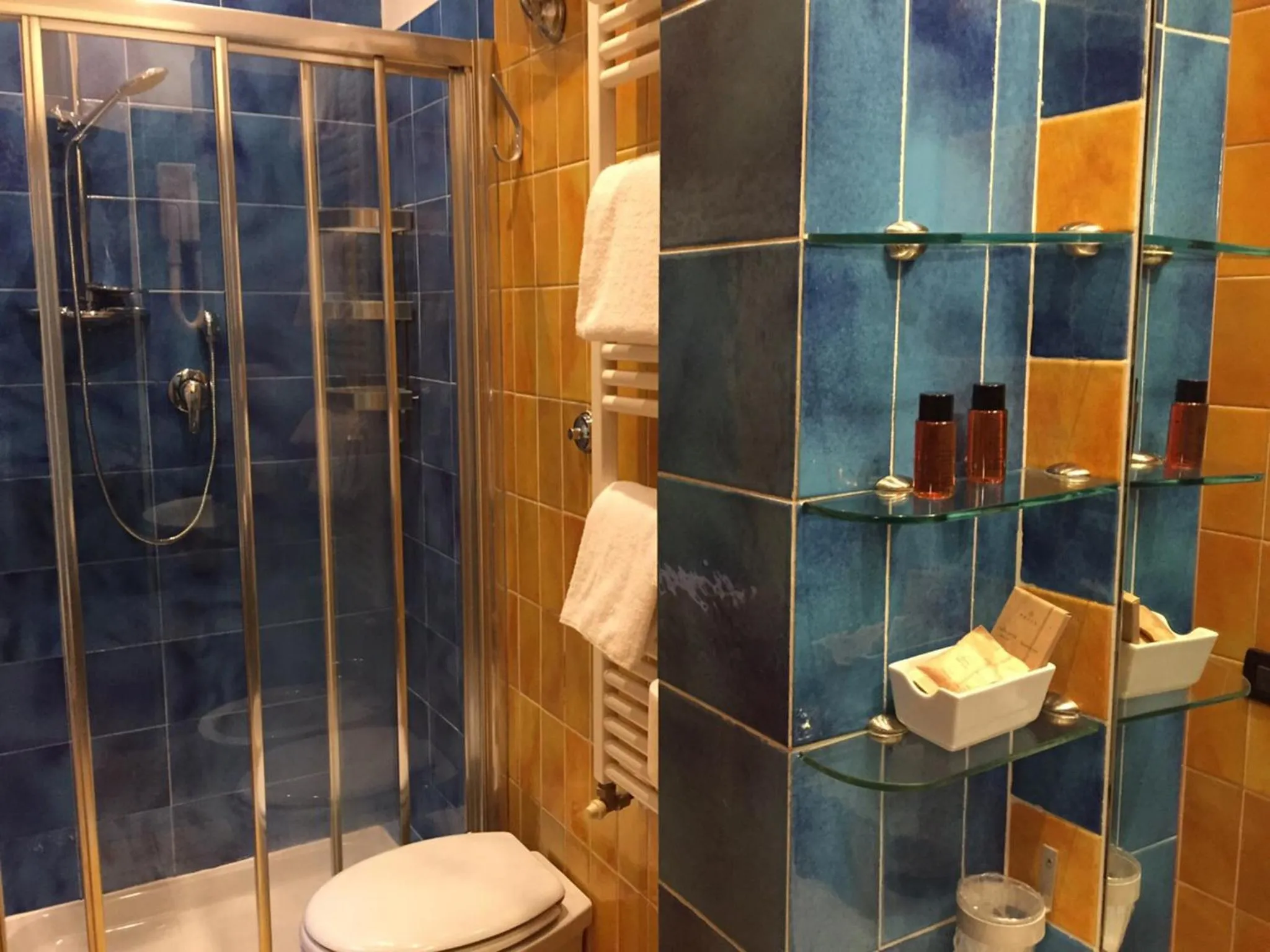 Shower in Locanda dei Poeti Rooms & Apartments