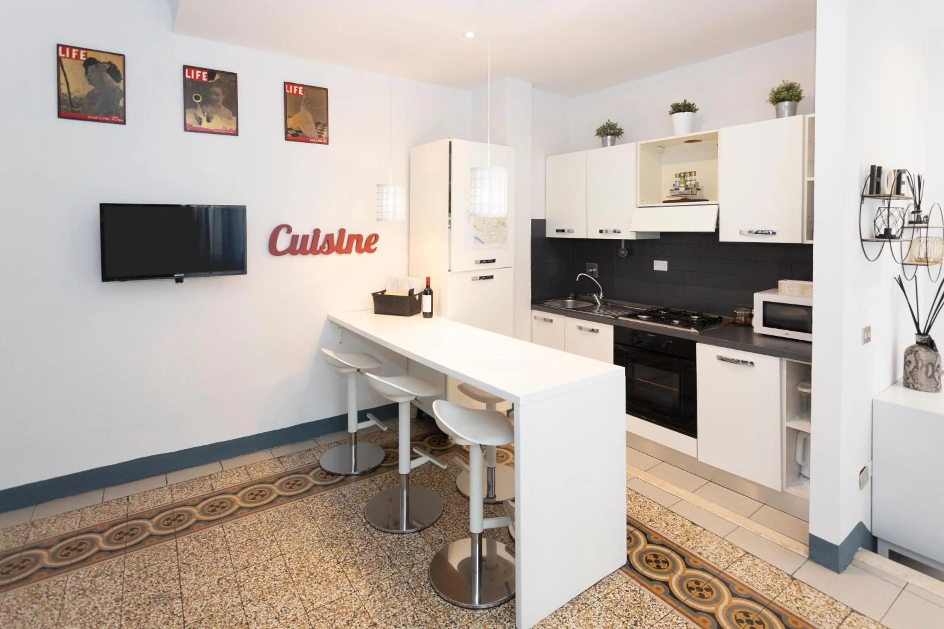 TV and multimedia in Locanda dei Poeti Rooms & Apartments