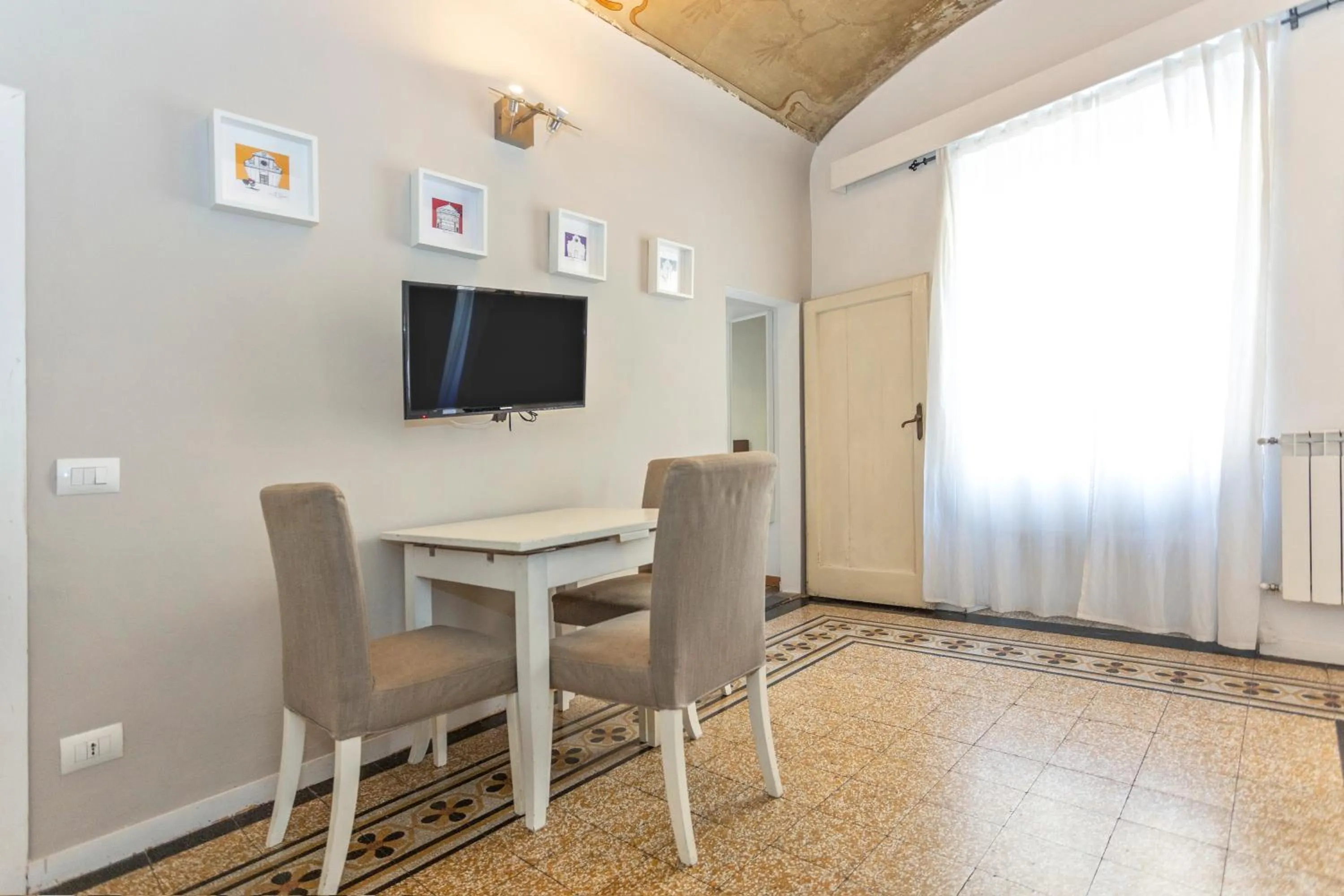 TV and multimedia in Locanda dei Poeti Rooms & Apartments