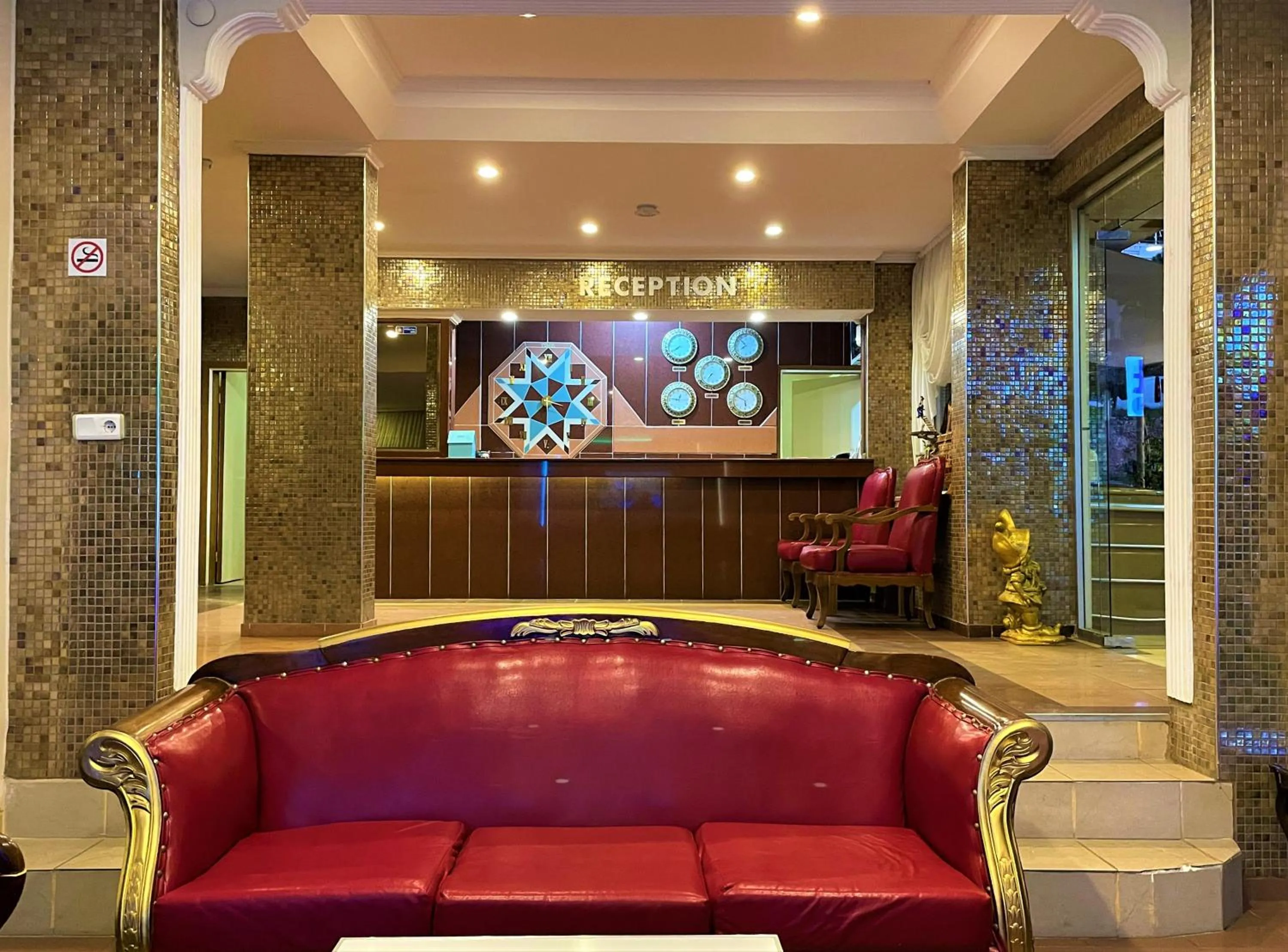 Lobby or reception in Select Suite & Apart Hotel