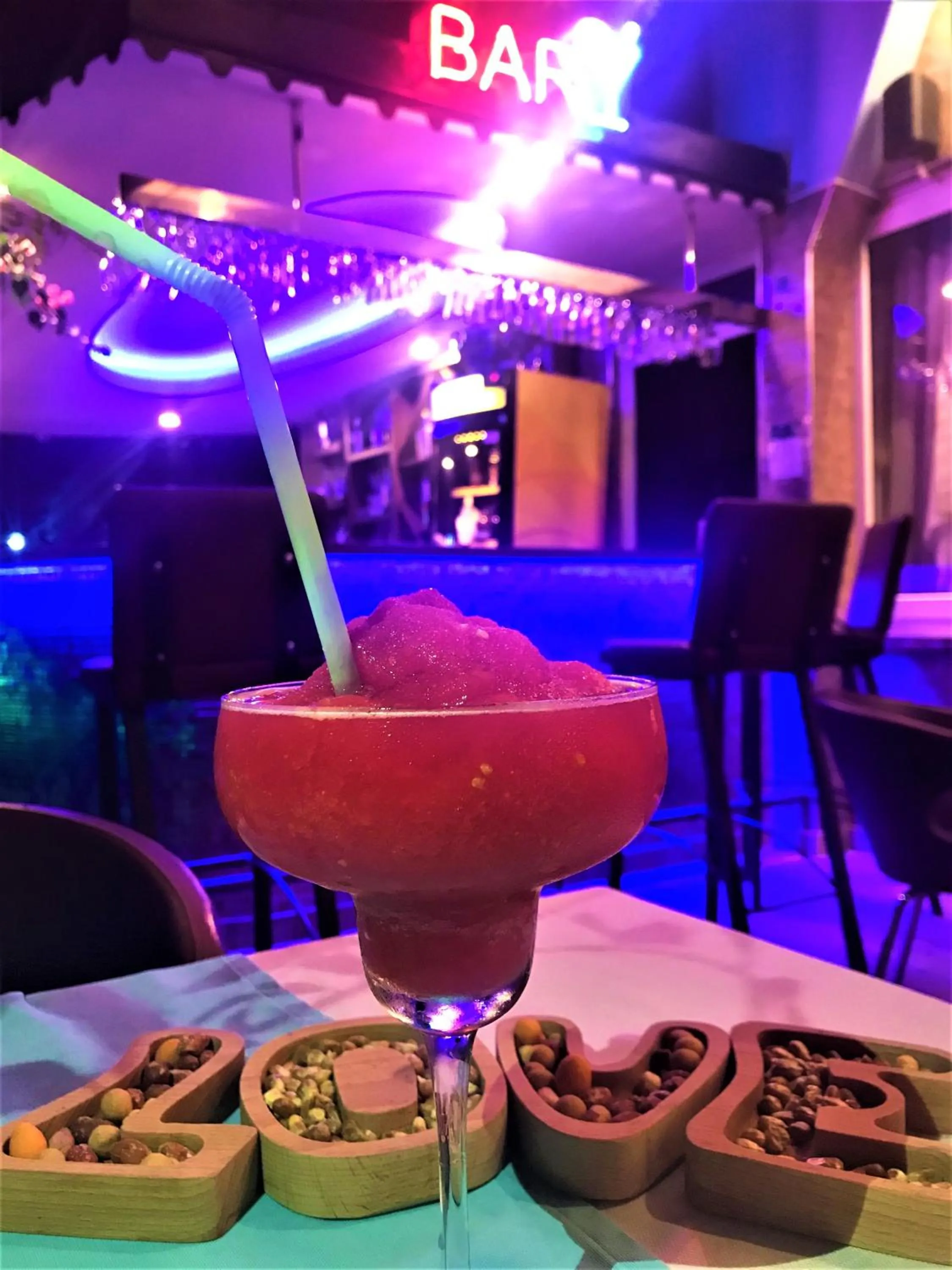 Restaurant/places to eat in Select Suite & Apart Hotel