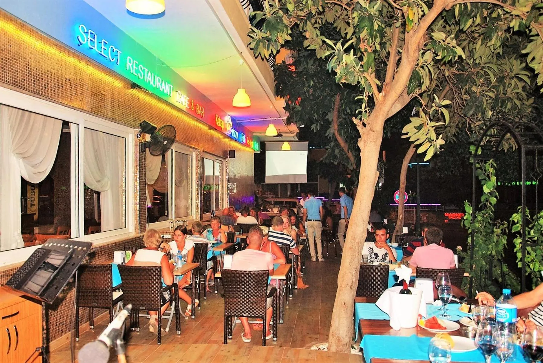 Restaurant/places to eat in Select Suite & Apart Hotel