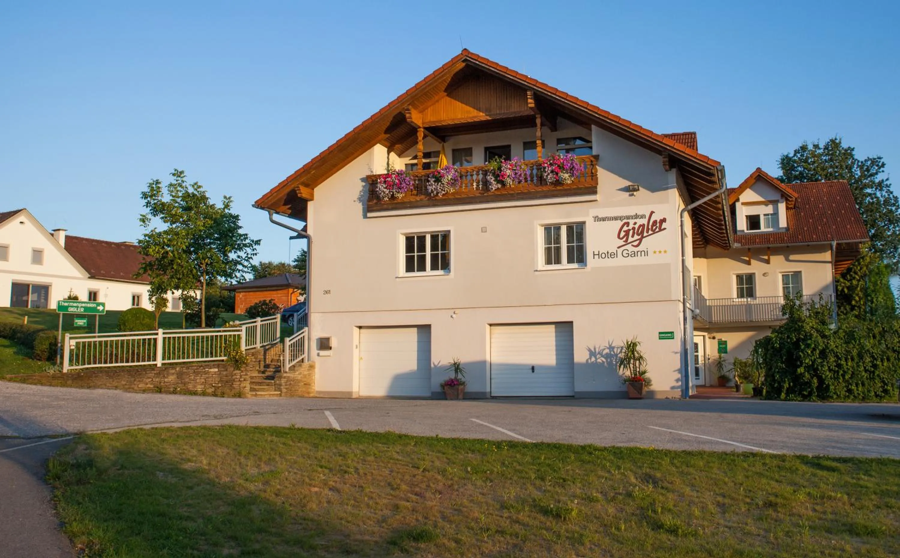 Facade/entrance in Thermenpension Gigler