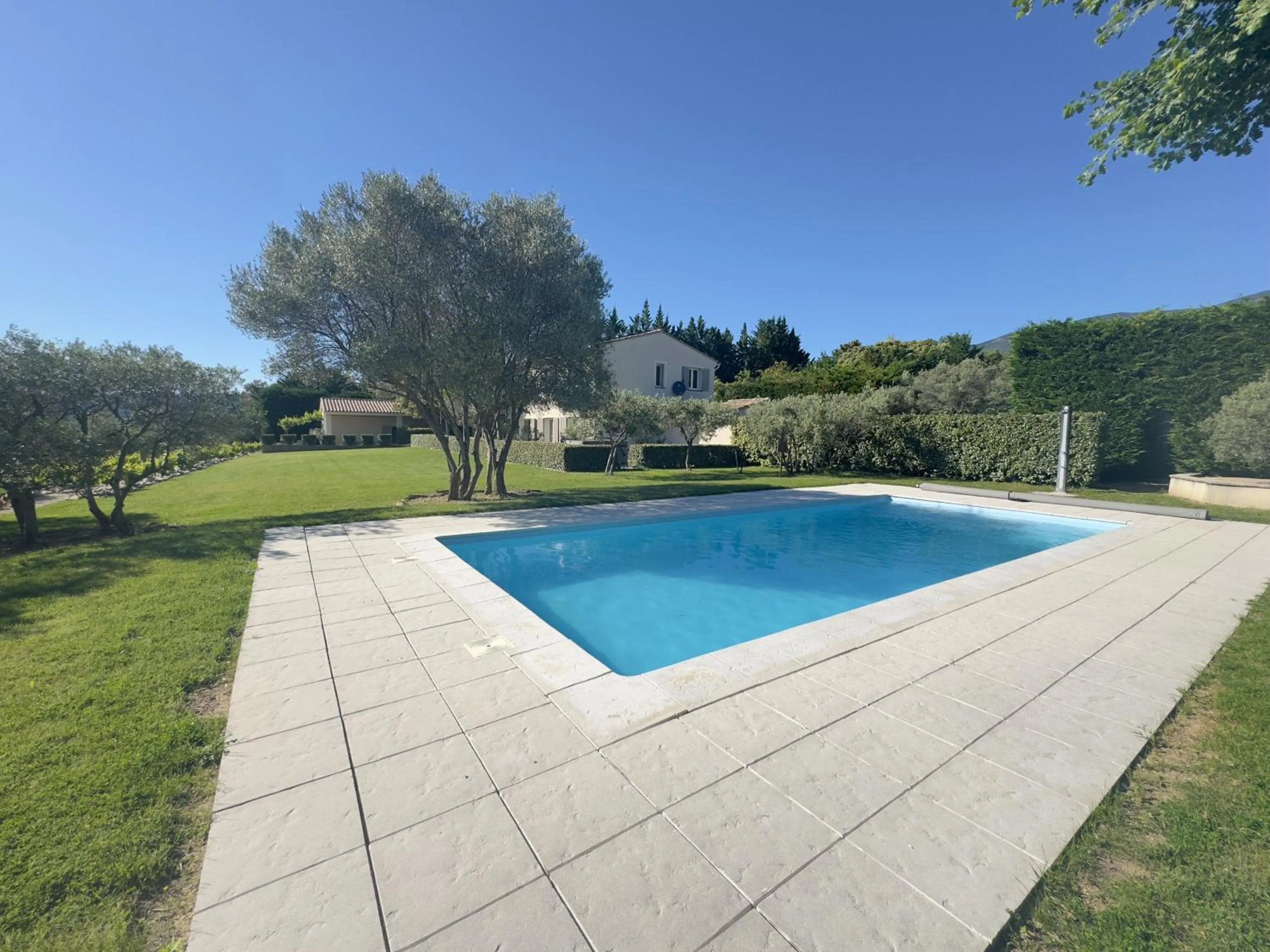 Property building in La Bastide au Ventoux