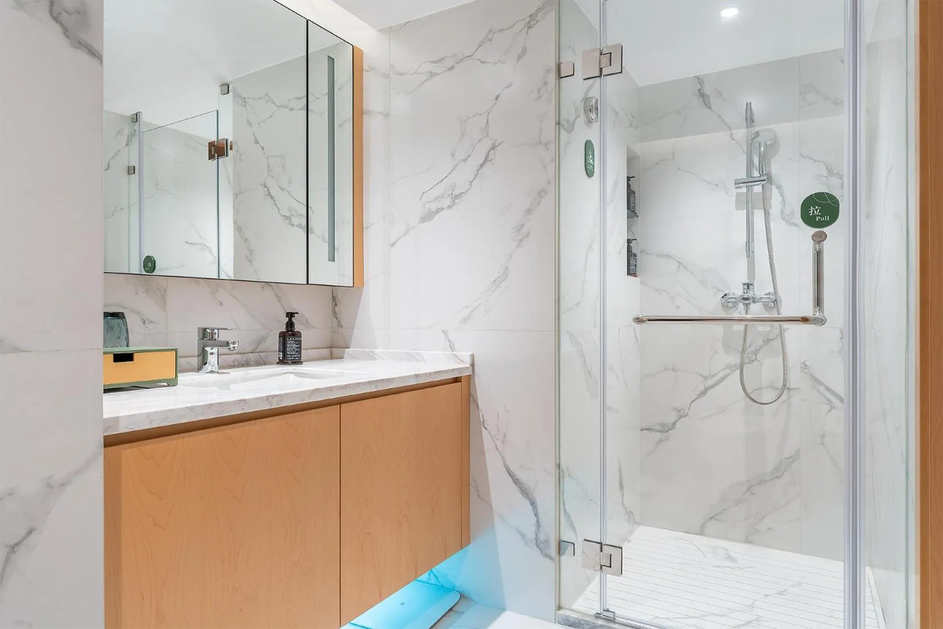 Shower in Somerset Fengdong Xi'an