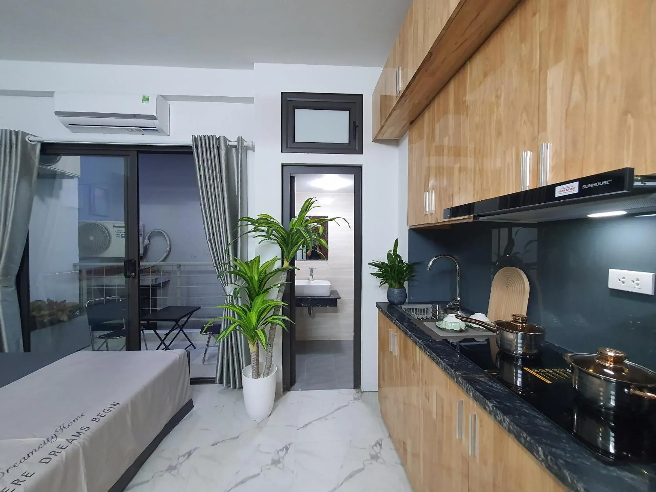 Double Room with Private Bathroom in The Chilling'N Homestay Ha Noi 89 Double Room with Private Bathroom in The Chilling'N Homestay Ha Noi 89