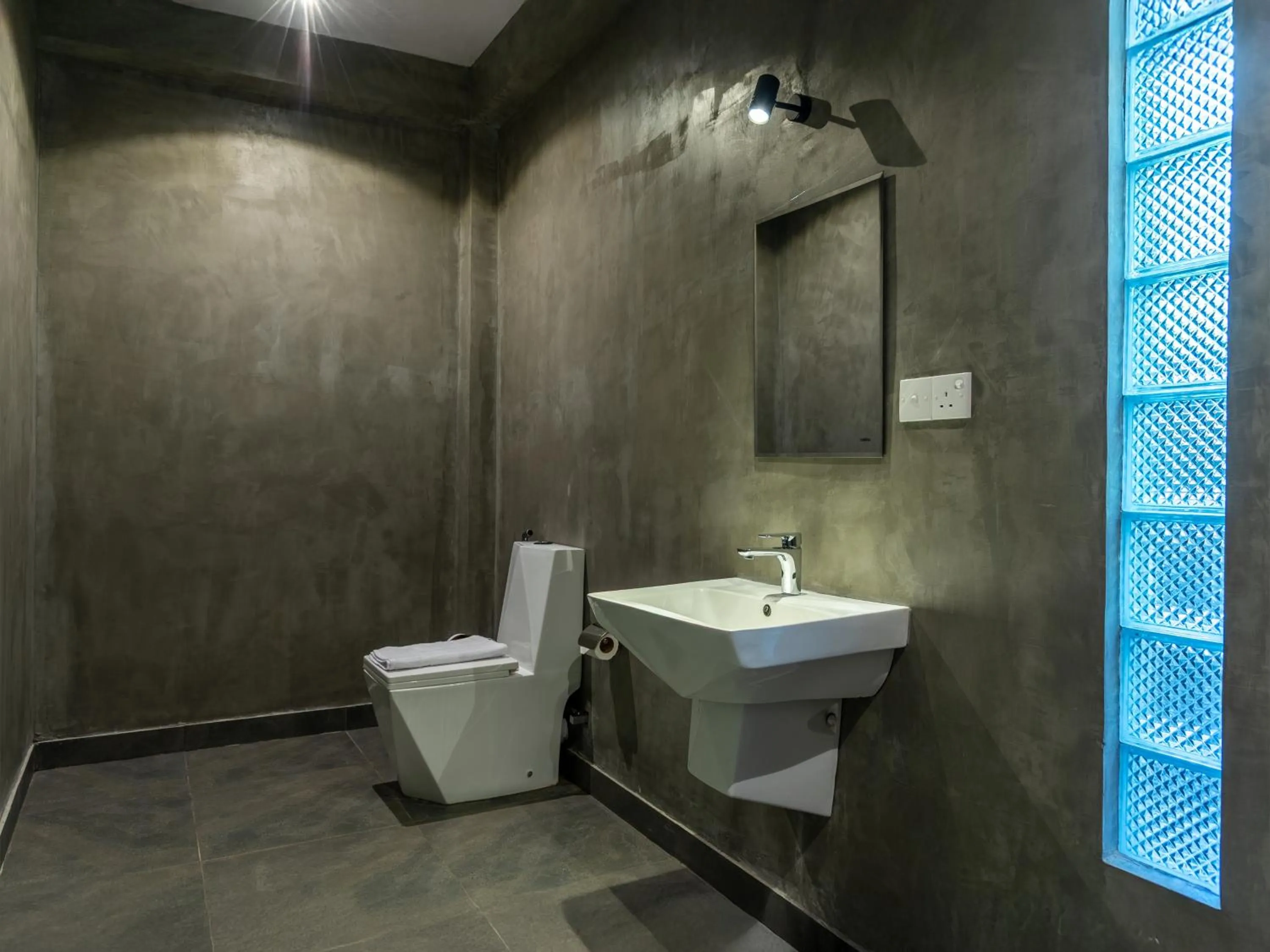 Shower in Moi Dambulla by DBI