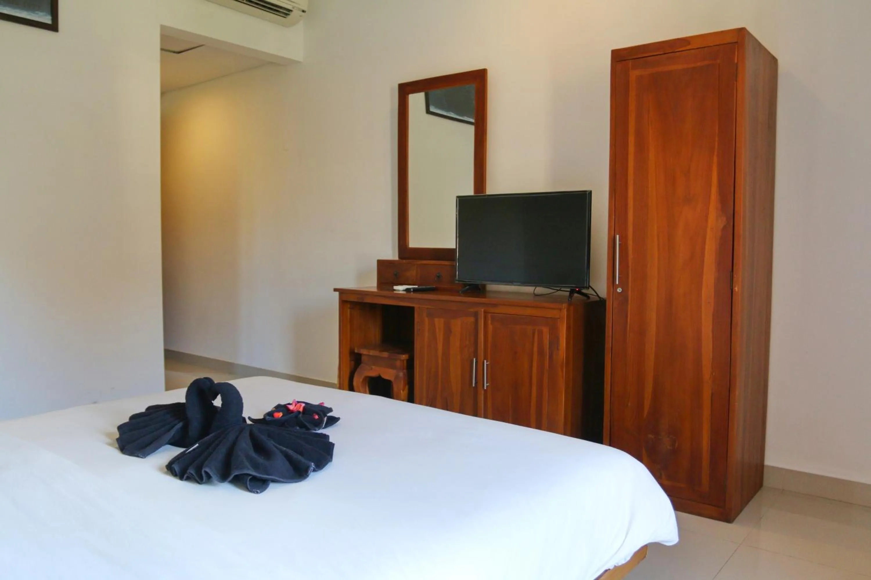 Photo of the whole room, Bed in The Gong
